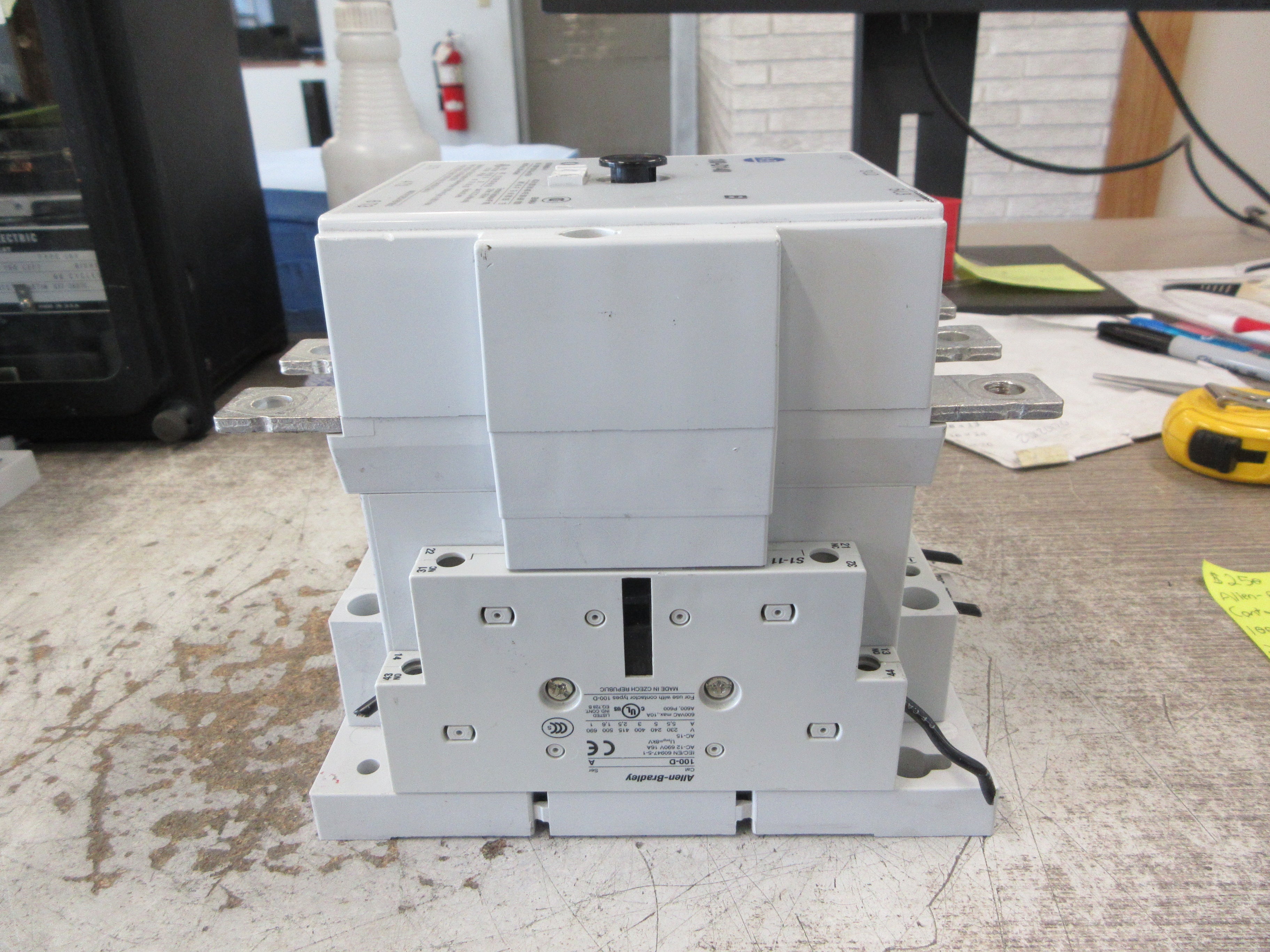 Allen-Bradley Contactor 100-D140 208-277V Coil 220A 600V (2) Aux Contact Used