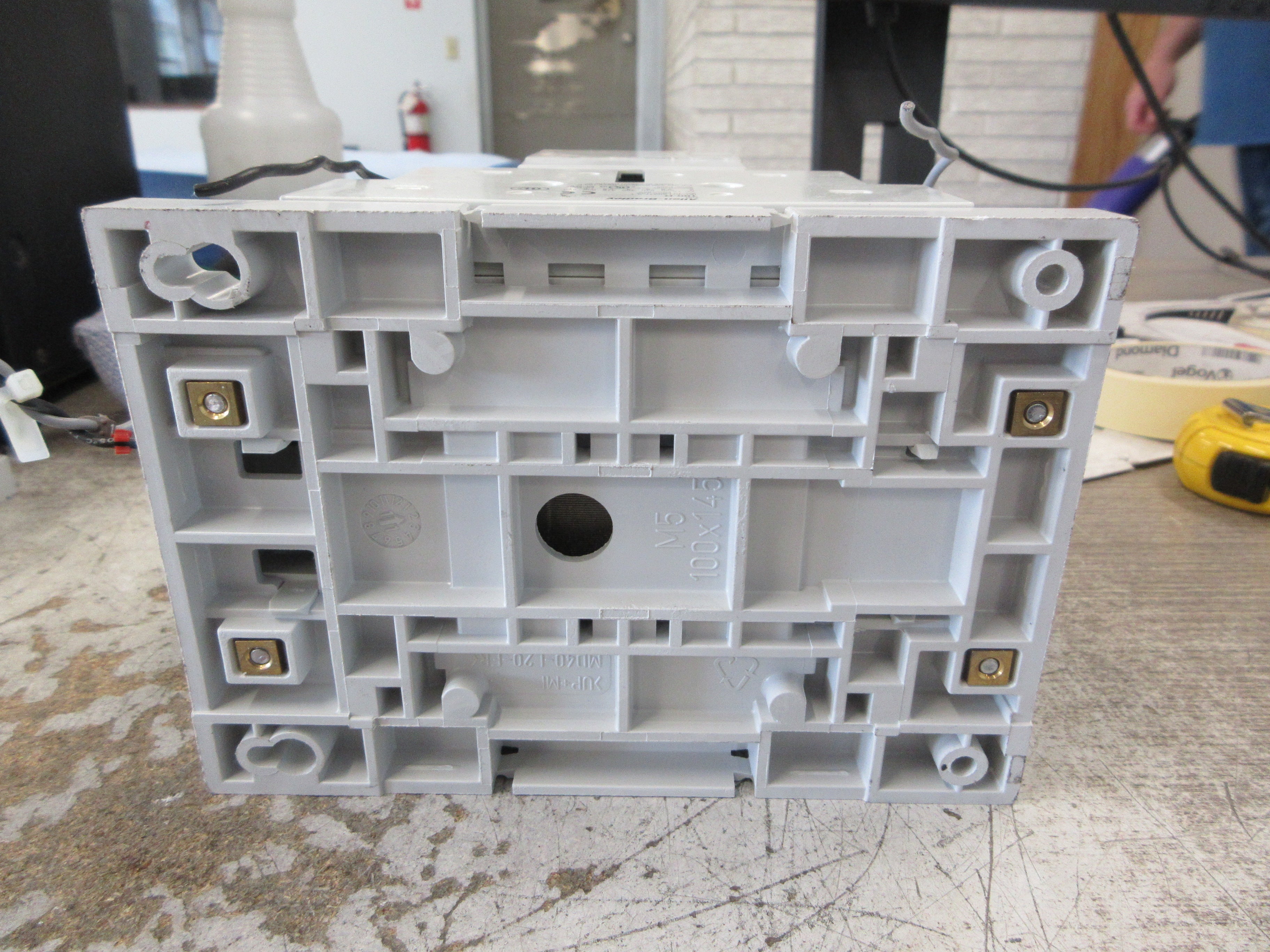 Allen-Bradley Contactor 100-D140 24VDC Coil 220A 600V (2) Aux Contacts Used