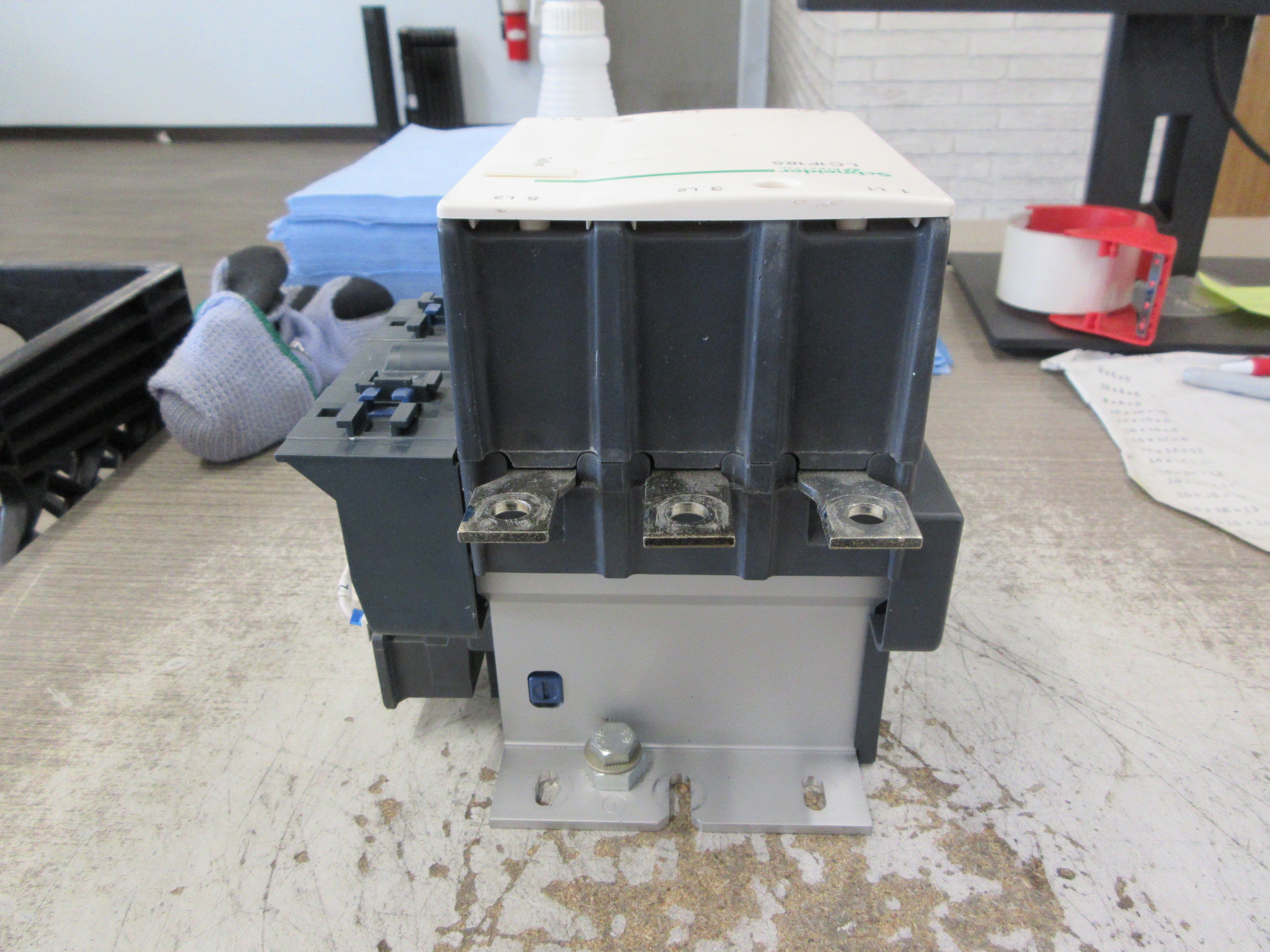 Schneider Electric Contactor LC1F185 115-120V Coil *Cracked Base* Used