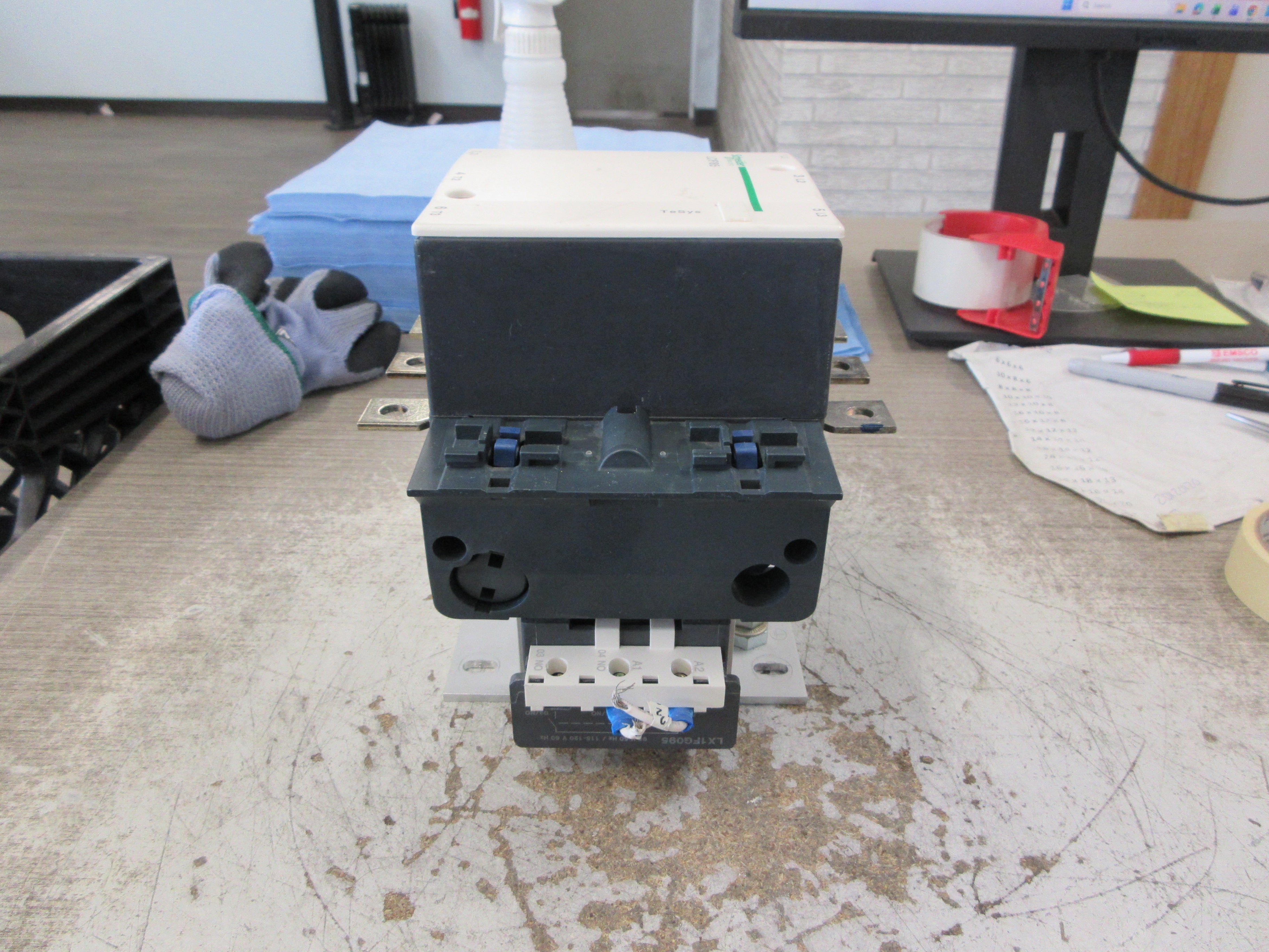 Schneider Electric Contactor LC1F185 115-120V Coil *Cracked Base* Used