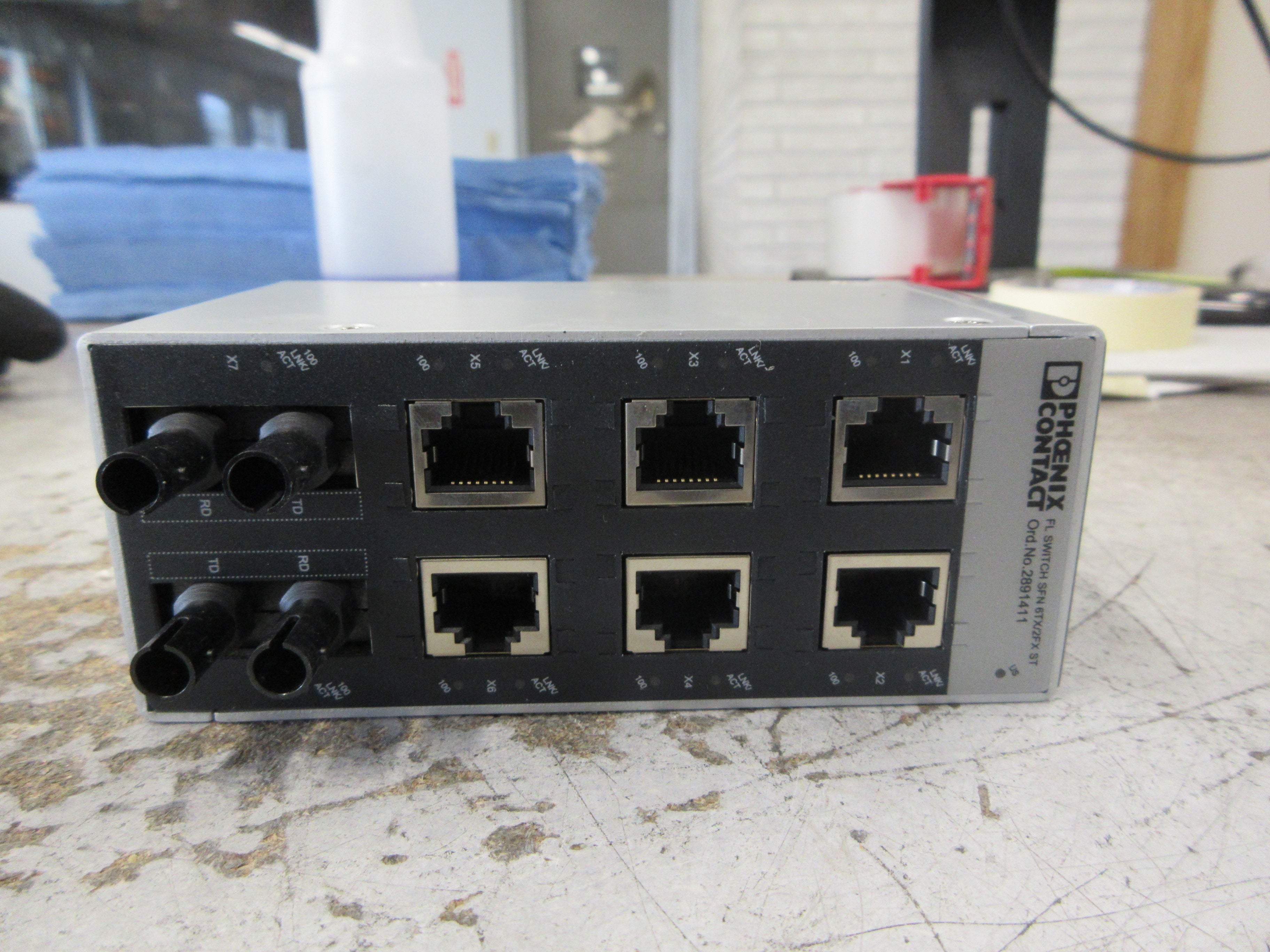 Phoenix Contact FL Ethernet Switch 2891411 HW: 14 SFN 6TX/2FX ST Used