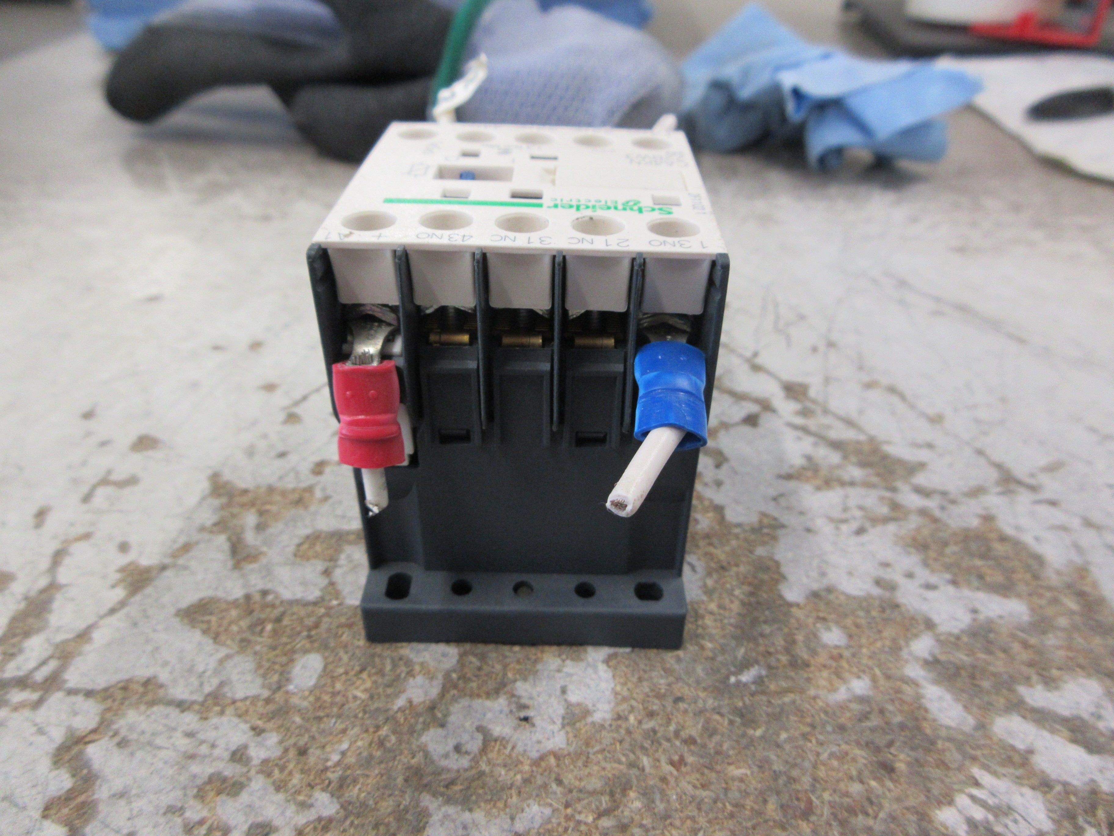Schneider Electric Contactor CA4KN 22BW3 24VDC Coil Used