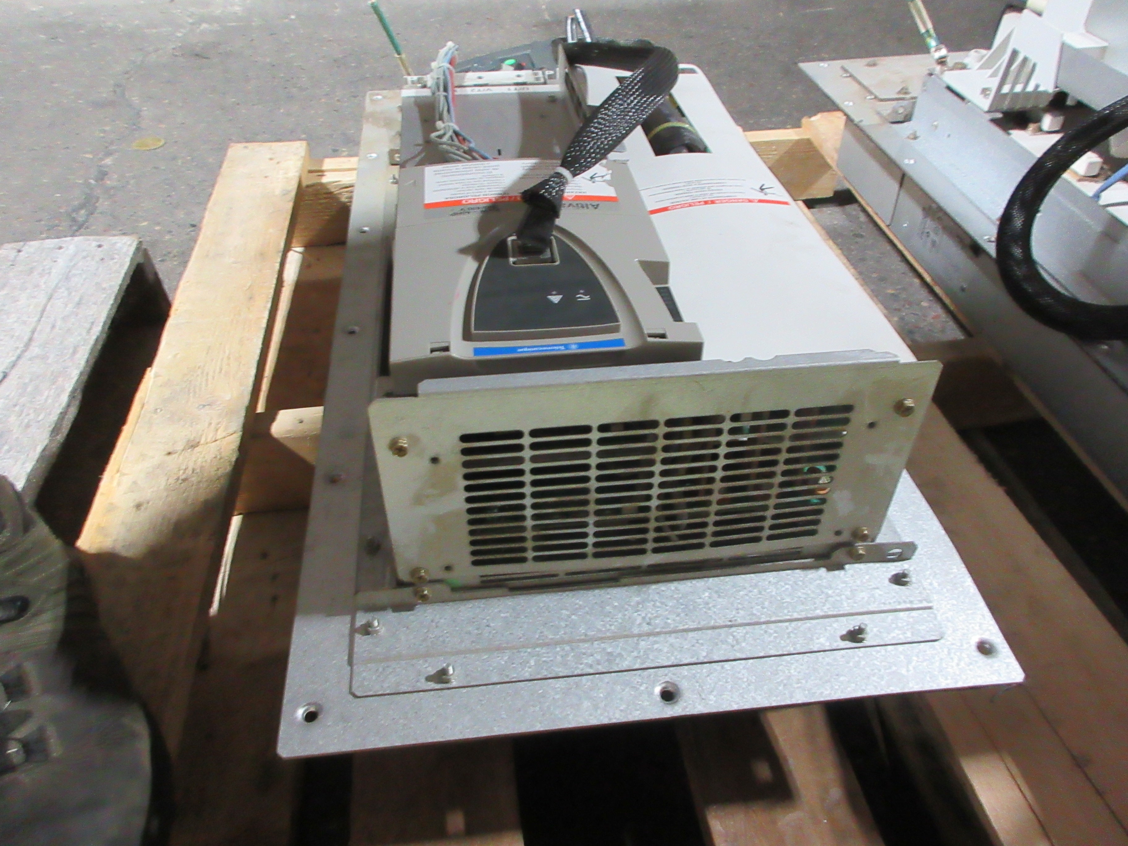 Telemecanique Altivar 61 AC Drive ATV61HD30N4 40HP Used