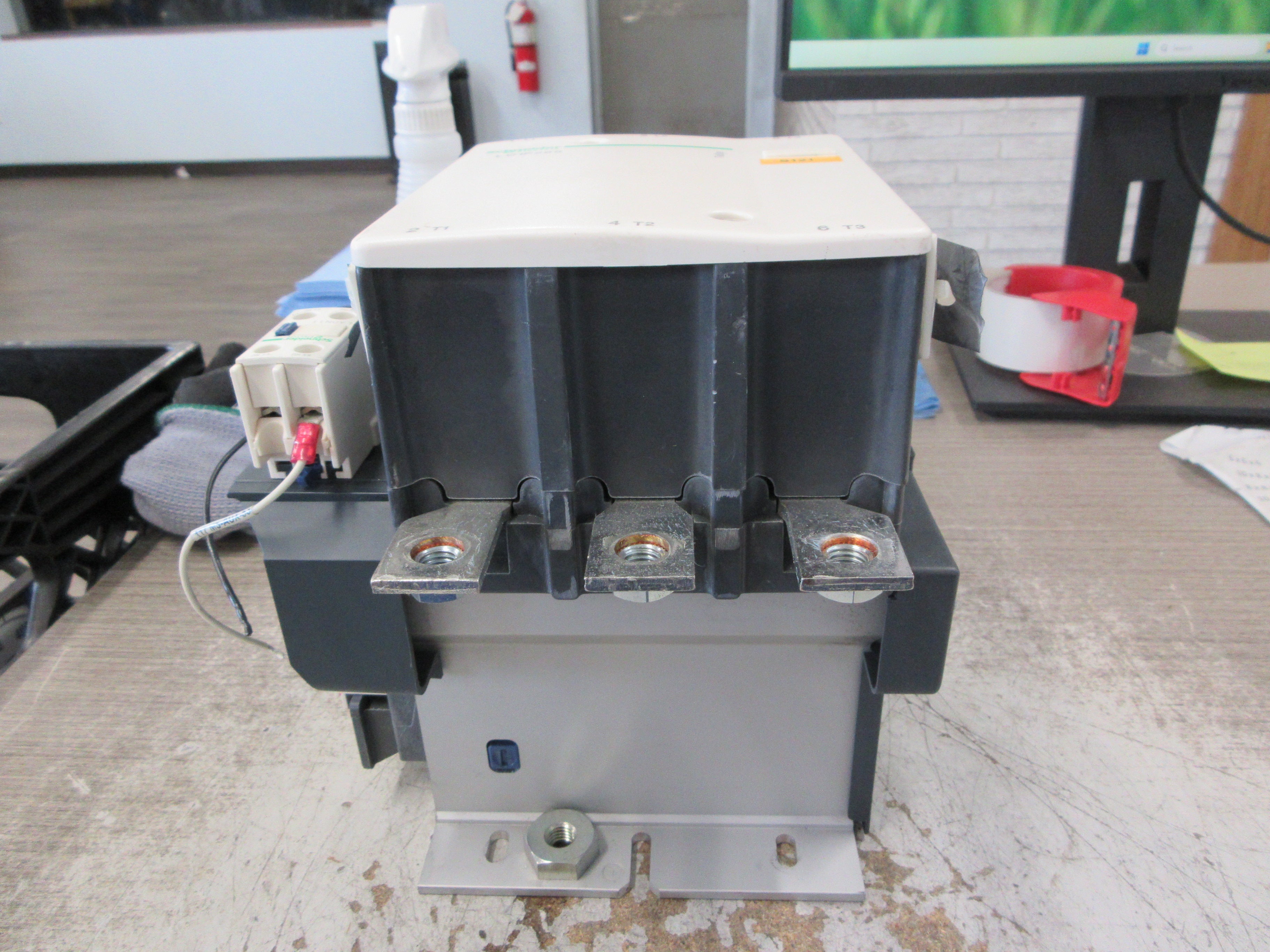 Schneider Electric Contactor LC1F265S121 24VDC Coil 285A 600V Used