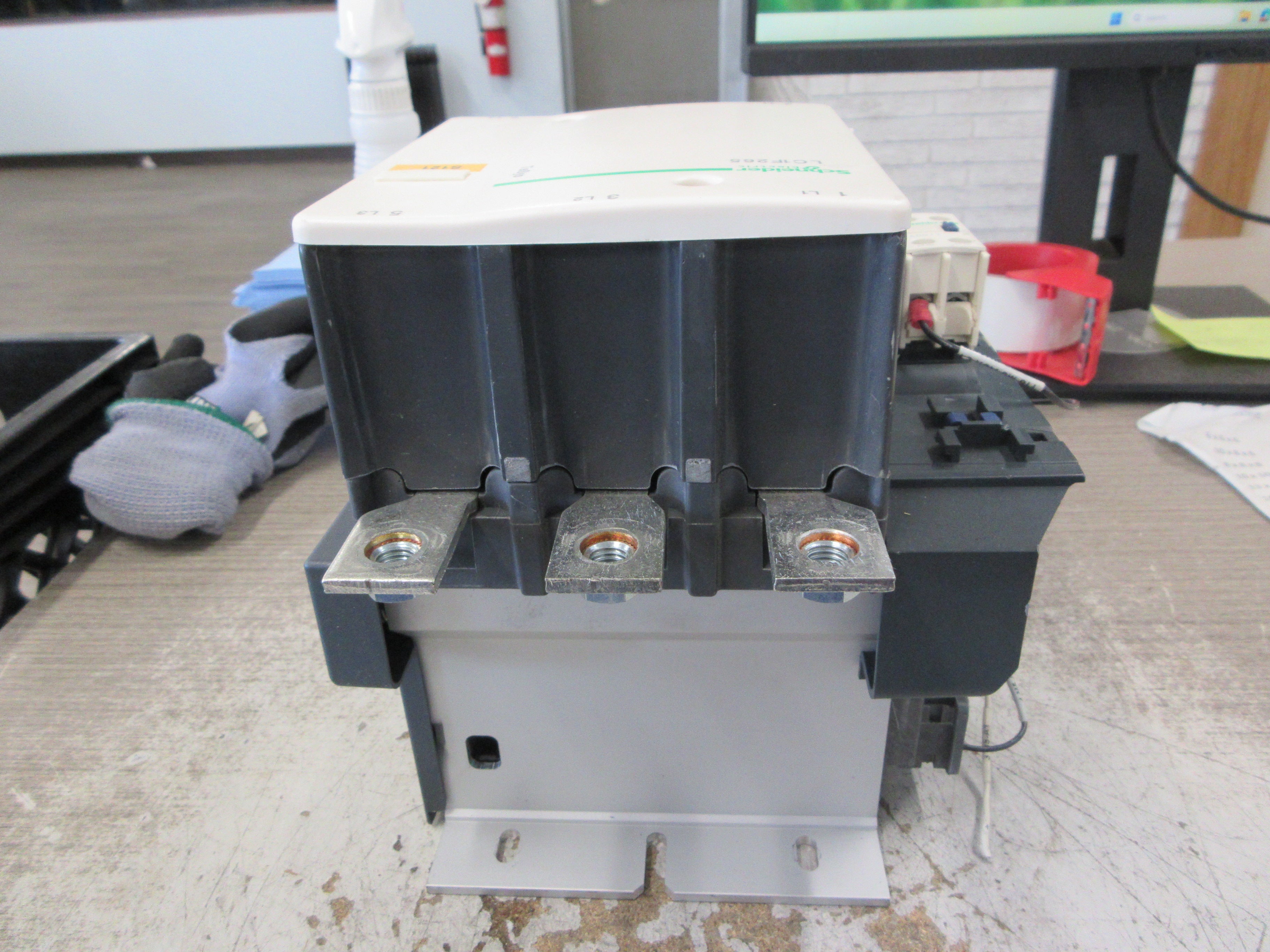 Schneider Electric Contactor LC1F265S121 24VDC Coil 285A 600V Used
