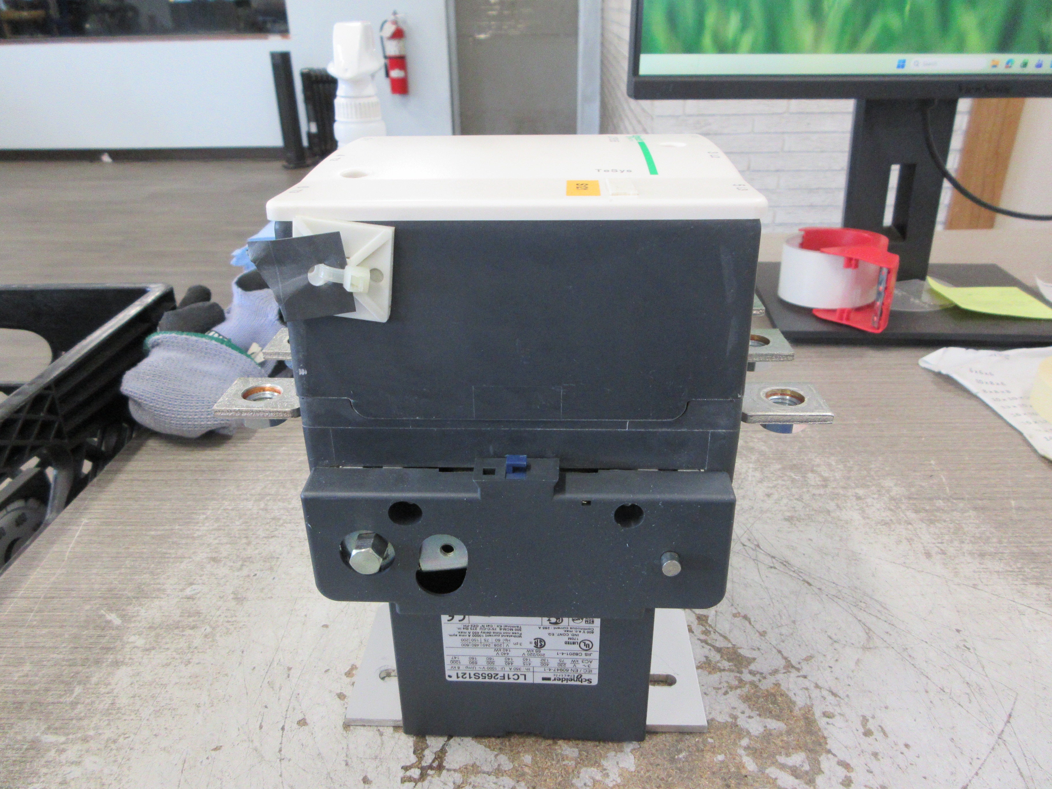 Schneider Electric Contactor LC1F265S121 24VDC Coil 285A 600V Used