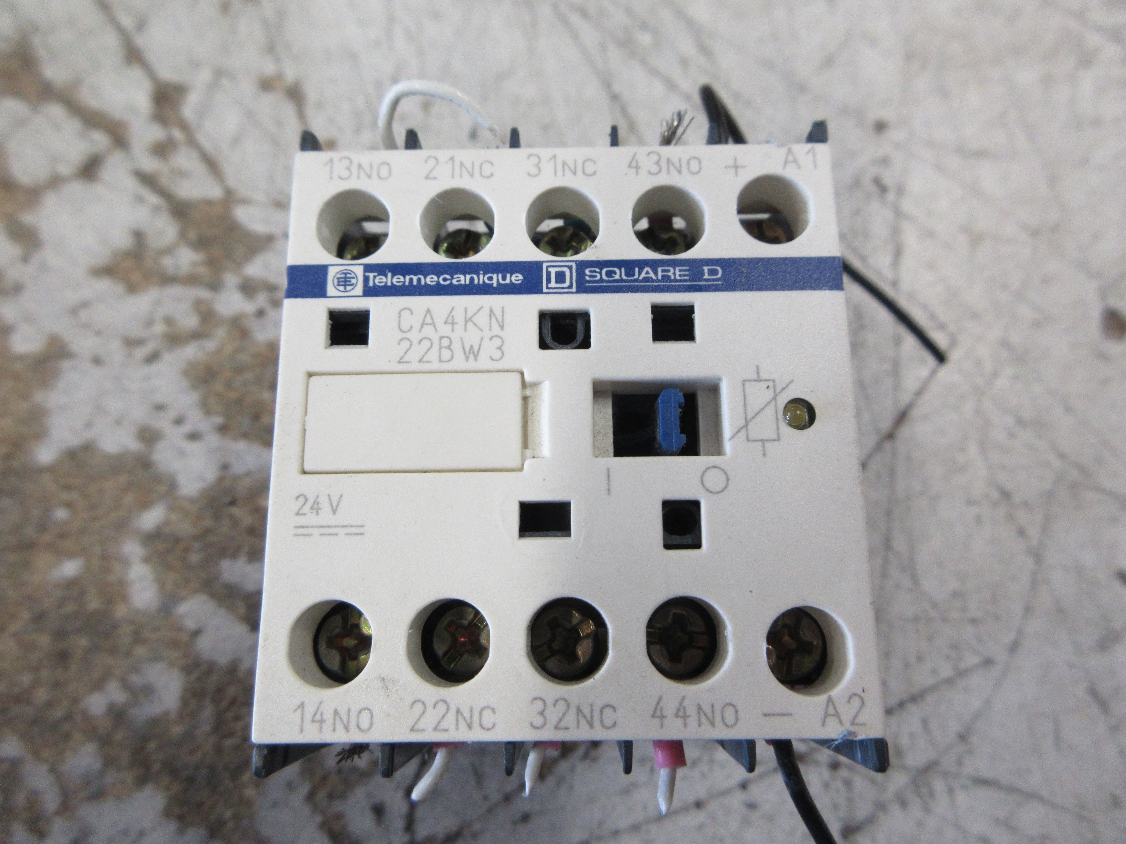 Square D Contactor CA4KN 22BW3 24VDC Coil Used