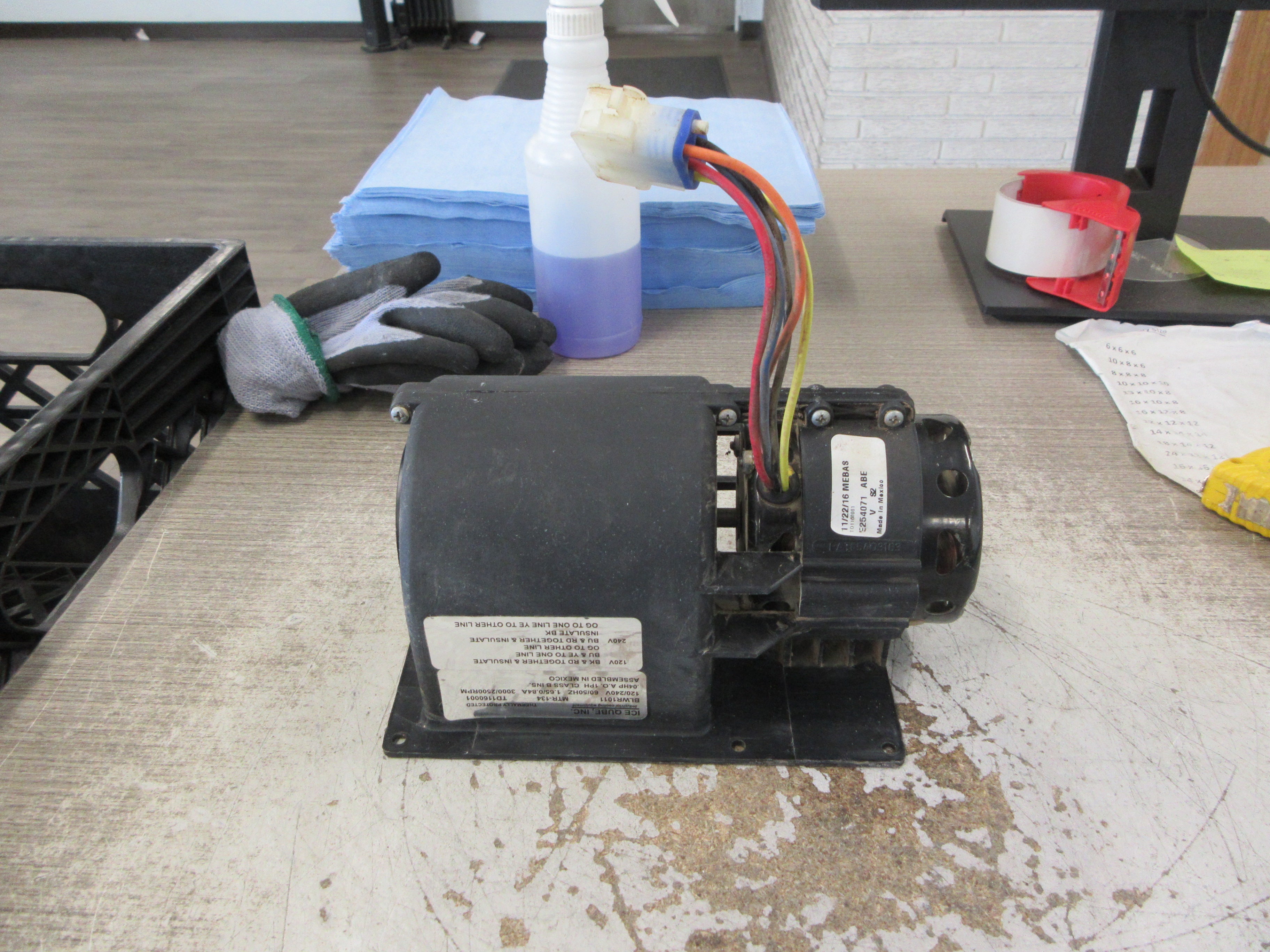 Ice Qube Blower BLWR1011 120/240V 60/50Hz 1.65/0.84A 3000/2500RPM 0.04HP Used