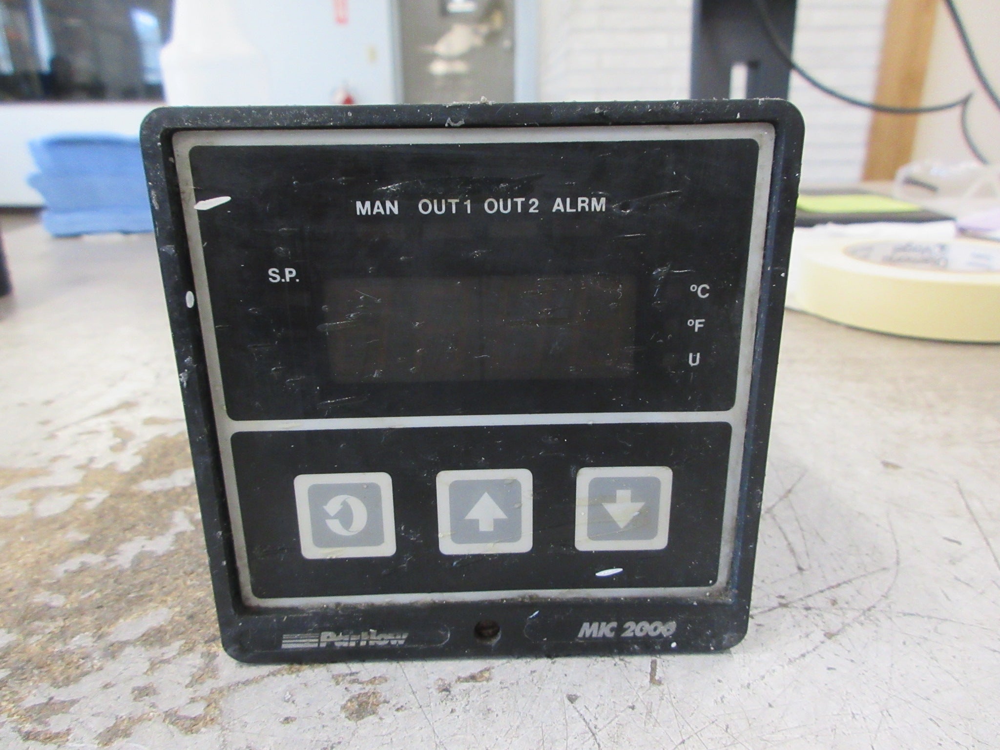 Partlow MIC 2000 Series Process Controller 2130001 115V *Chipped Insulator* Used