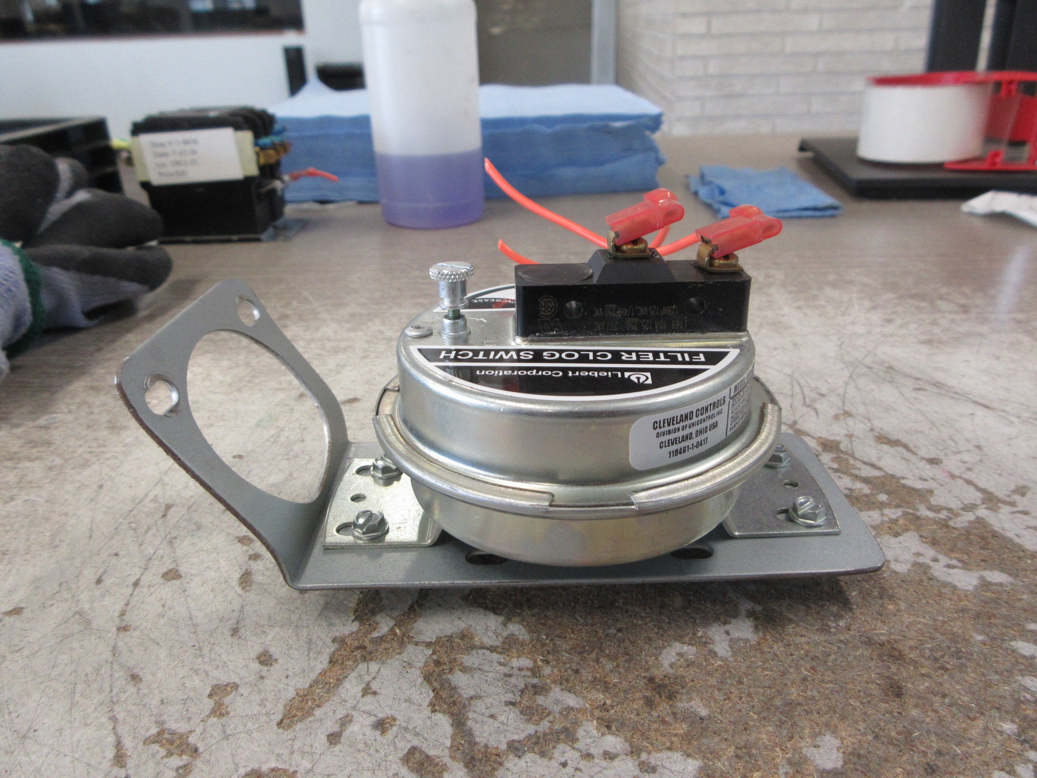 Liebert Filter Clog Switch 128199P1 Model #: RFS-4100-003 Used