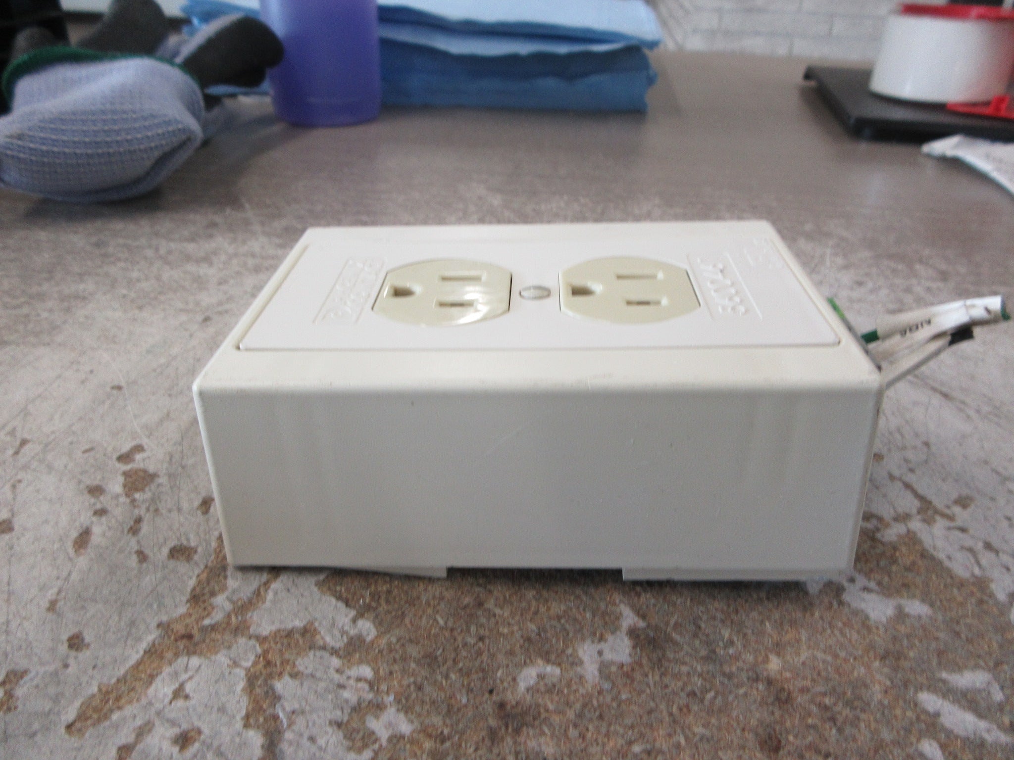 Phoenix Contact EM-DUO 120/15 Duplex Receptacle 5600461 125V 15A Used