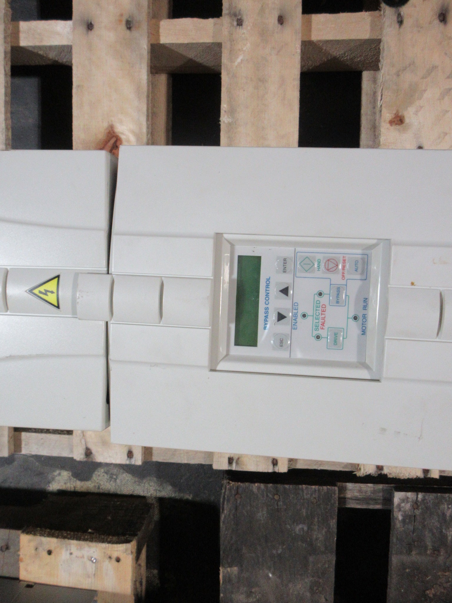 ABB ACH550 AC Drive w/ Bypass ACH550-VDR-031A-4+F267 20HP 3Ph w/ Keypad Used