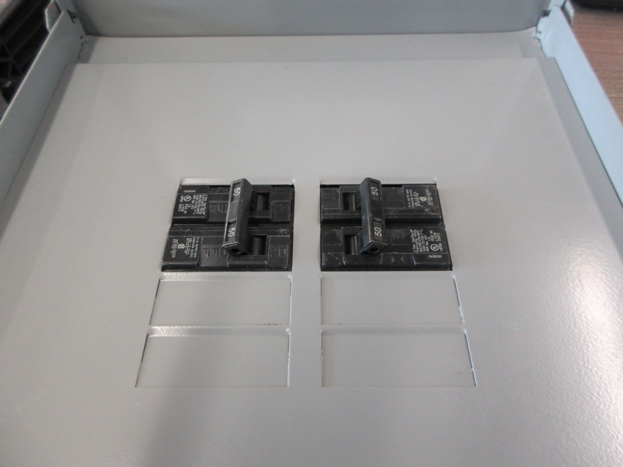 Siemens Main Lug Circuit Breaker Panel W0816ML1125CU 208Y/120V 125A Max Used