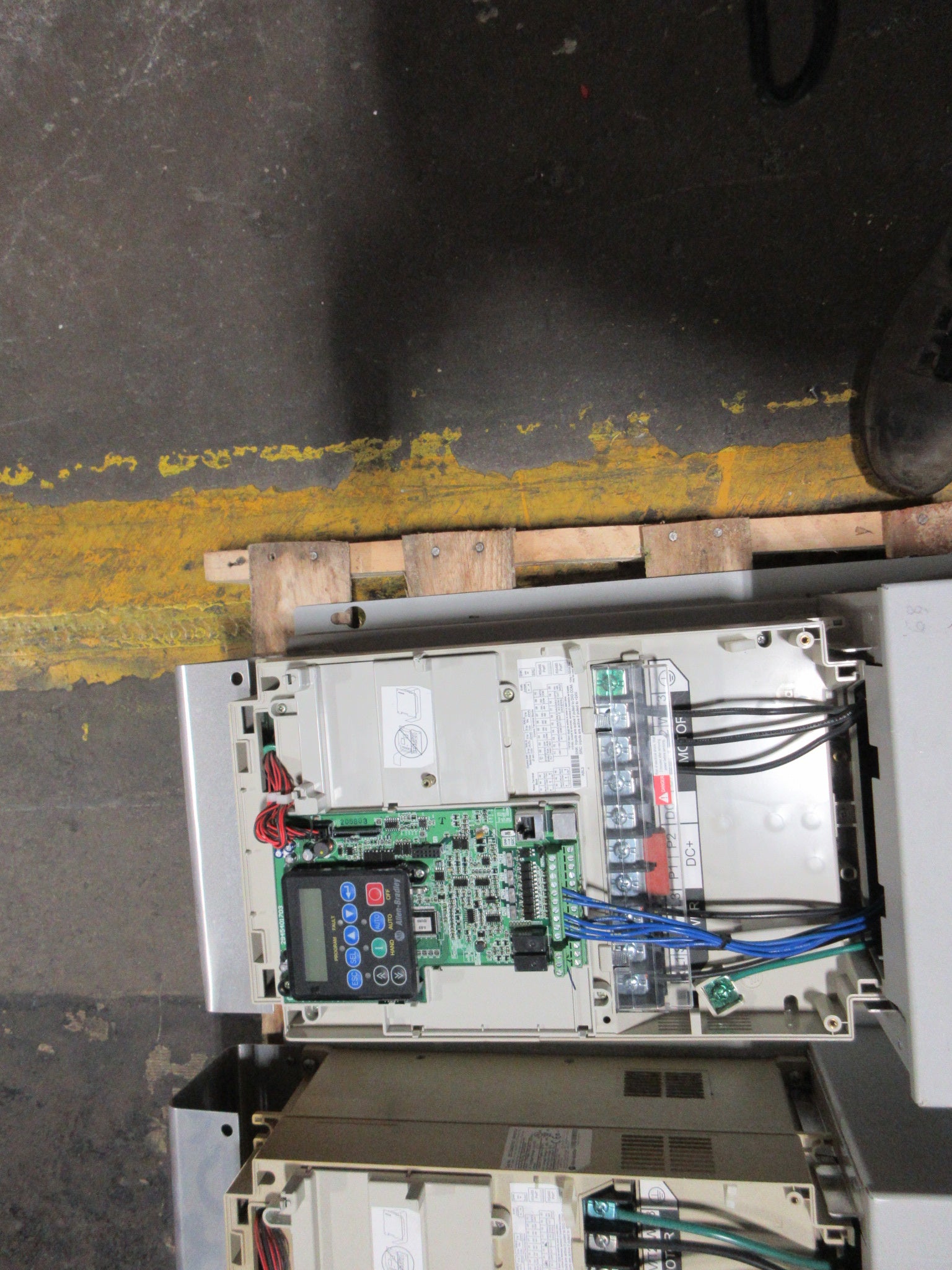 Allen-Bradley PowerFlex 400 AC Drive w/ Bypass 22C-D038A103 Ser. A 25HP 3Ph Used