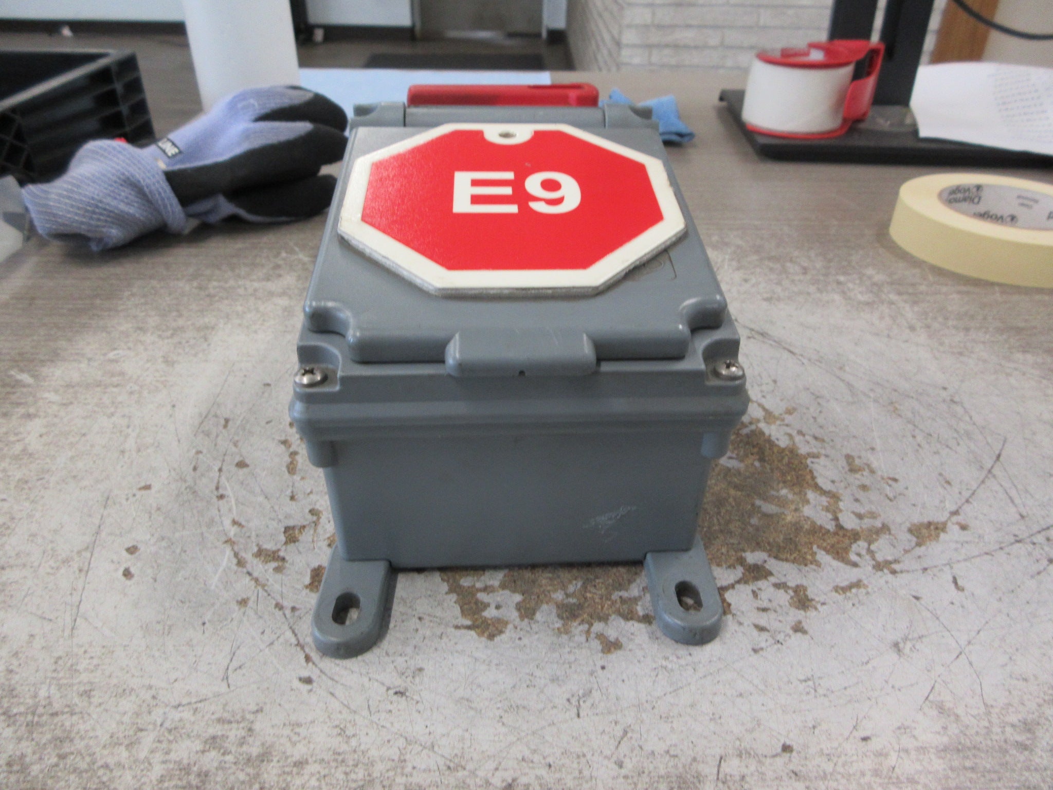 Hubbell 3R , 12K Switched Twist-Lock Enclosure SE 2730A 30A 480V 3Ph Used