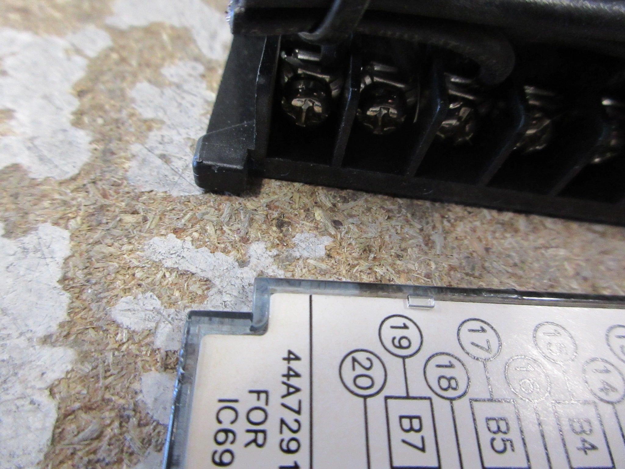 GE Fanuc Output Module IC693MDL940K 16 PT *Broken Cover* Used