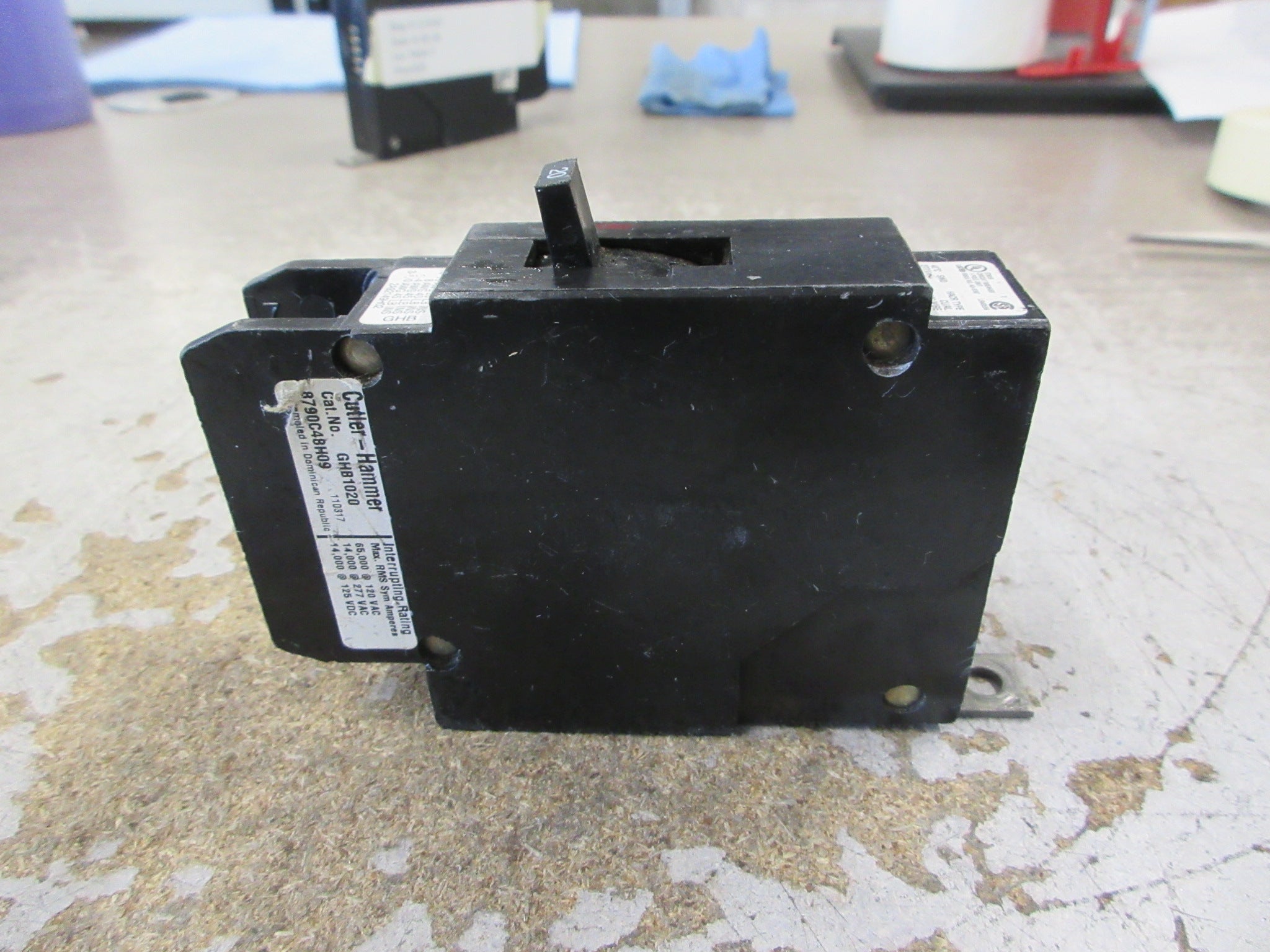 Cutler-Hammer Bolt-On Circuit Breaker GHB1020 20A 120/277V 1P Used
