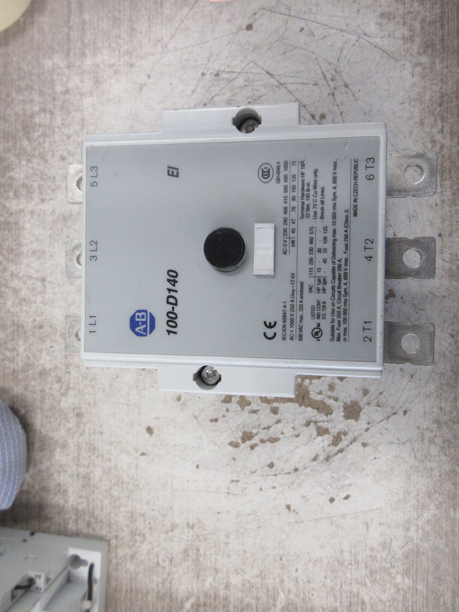 Allen-Bradley Contactor 100-D140 208-277V Coil 140A 600V (1) Aux Contacts Used