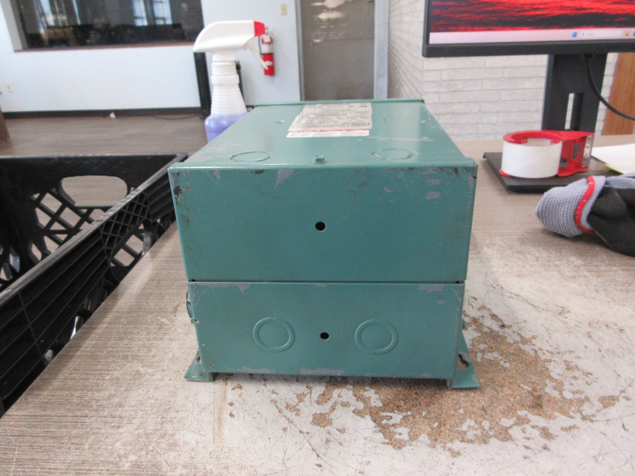 Square D 3R Transformer 3S67F 3KVA Pri: 190-440V Sec: 110/220V 1Ph 50/60Hz Used