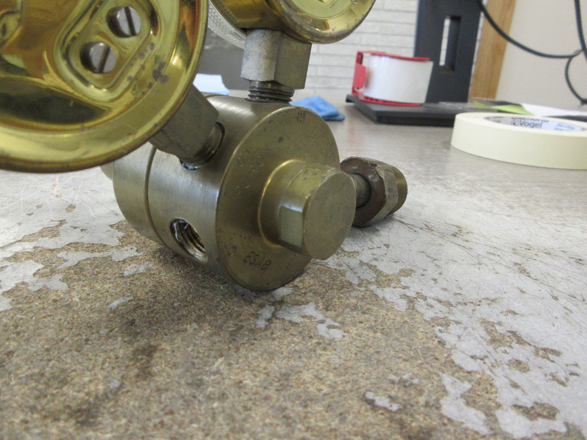 Purox Oxygen Regulator R-72-125-540 Ranges: 0-4000 PSI 0-200 PSI Used