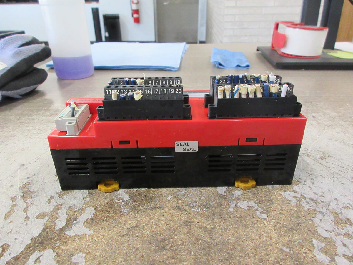 Allen-Bradley CompactBlock I/O Module 1791DS-IB8XOB8 Ser. A Rev. C01 8-Ch Used