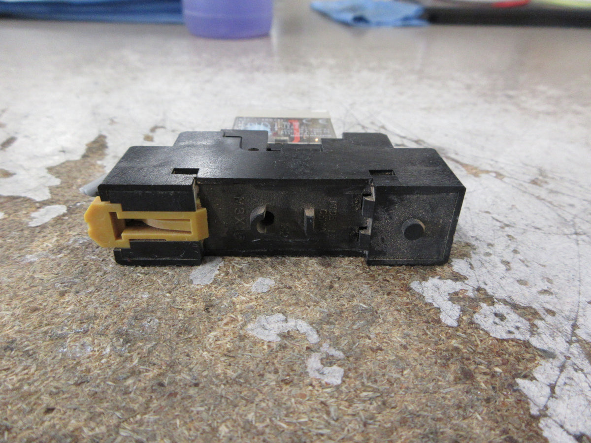 Omron Relay G2R-1-SND(S) 24VDC Coil W/Base Used