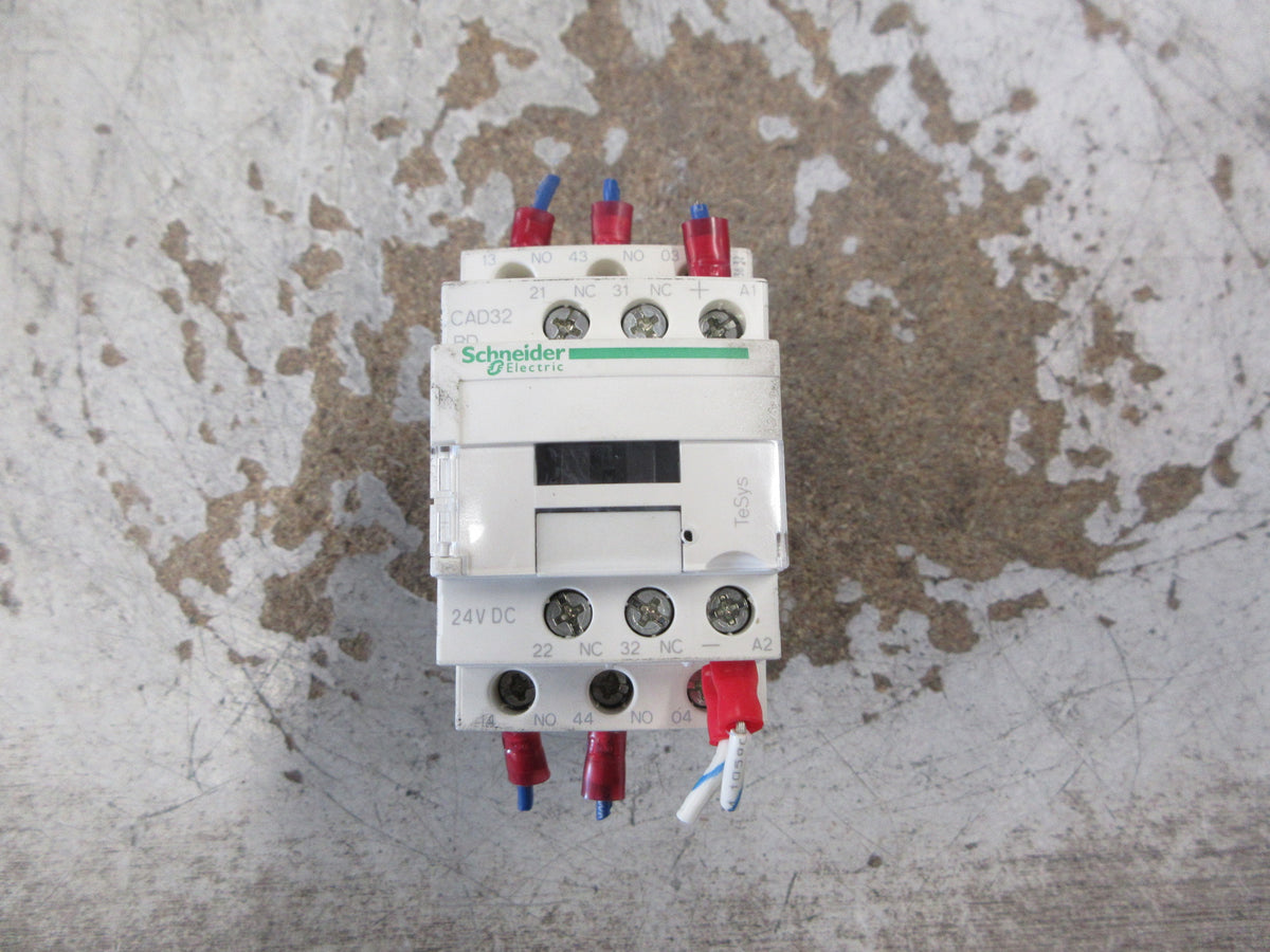 Schneider Electric Contactor CAD32 BD 24VDC Coil 10A 600V Used