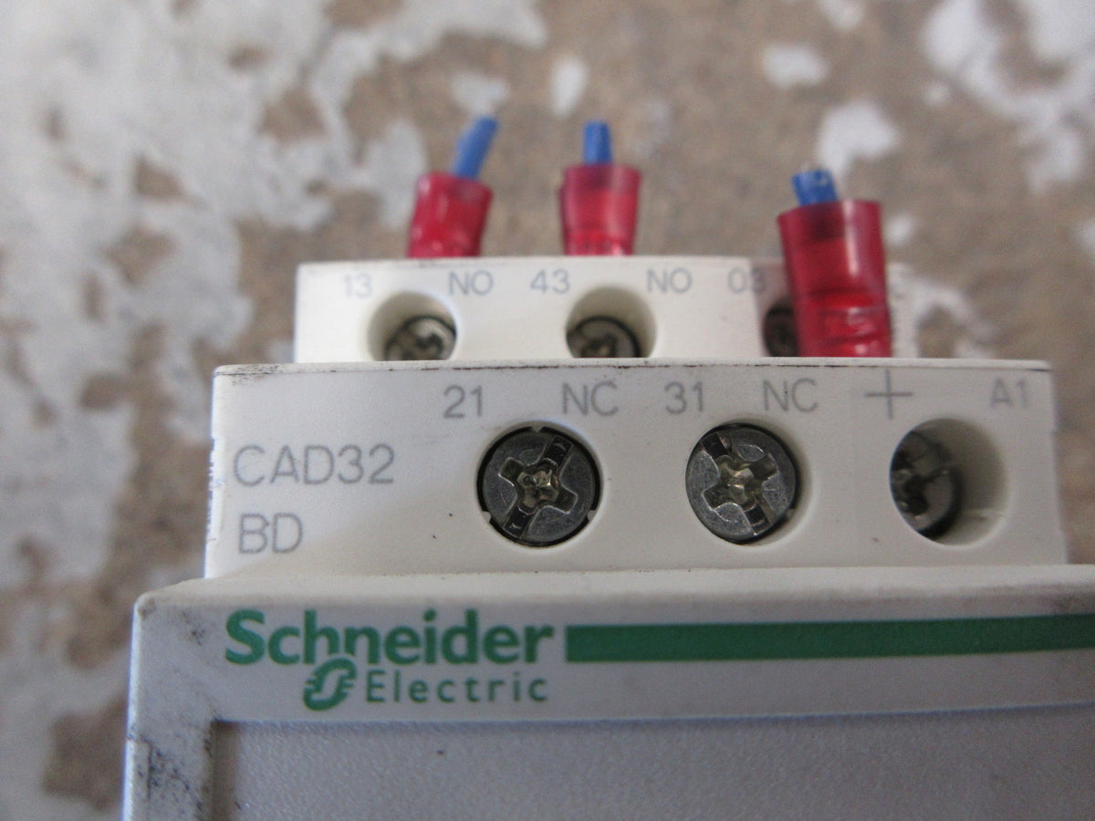 Schneider Electric Contactor CAD32 BD 24VDC Coil 10A 600V Used