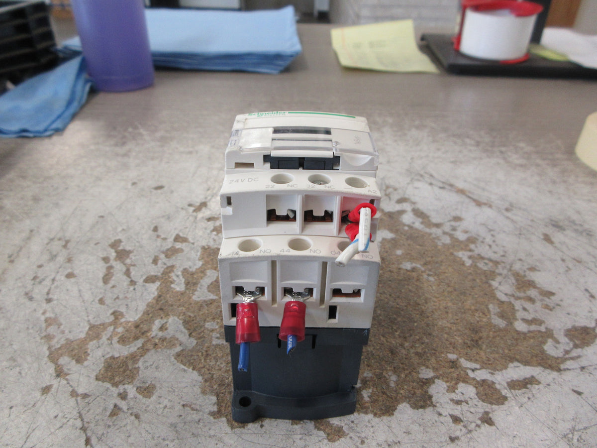 Schneider Electric Contactor CAD32 BD 24VDC Coil 10A 600V Used