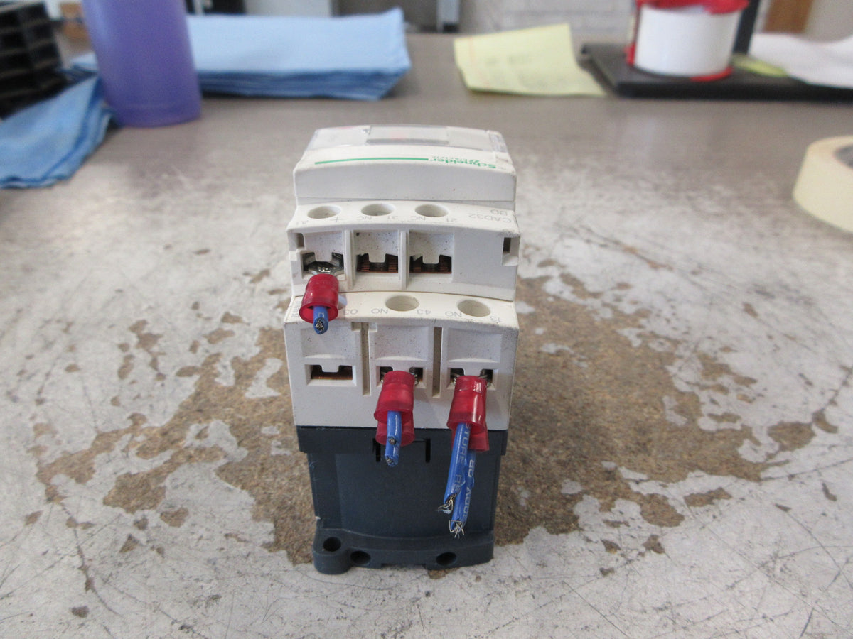 Schneider Electric Contactor CAD32 BD 24VDC Coil 10A 600V Used