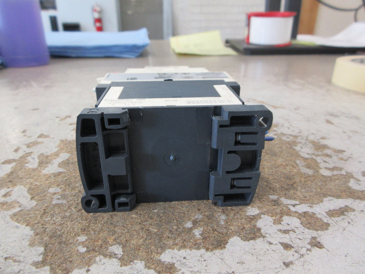 Schneider Electric Contactor CAD32 BD 24VDC Coil 10A 600V Used