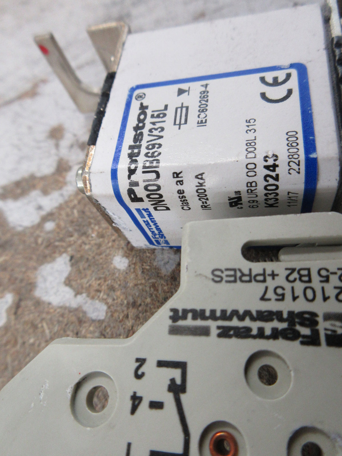 Ferraz Shawmut Protistor Fuse DN00UB69V315L 200A 690V W/Aux Contact Used