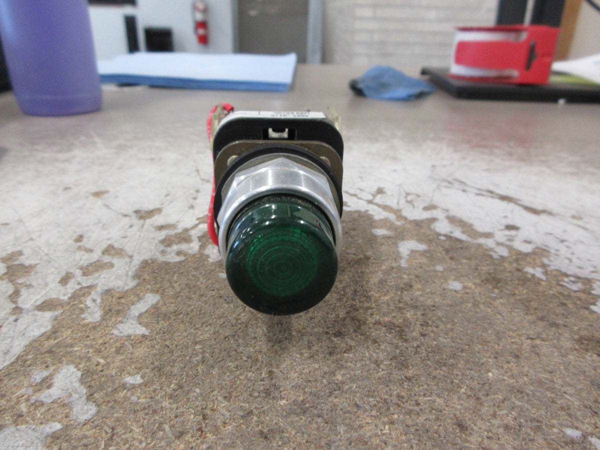 Allen-Bradley Illuminated Push Button 800T-QT10 Ser. T 120V AC/DC Green Used
