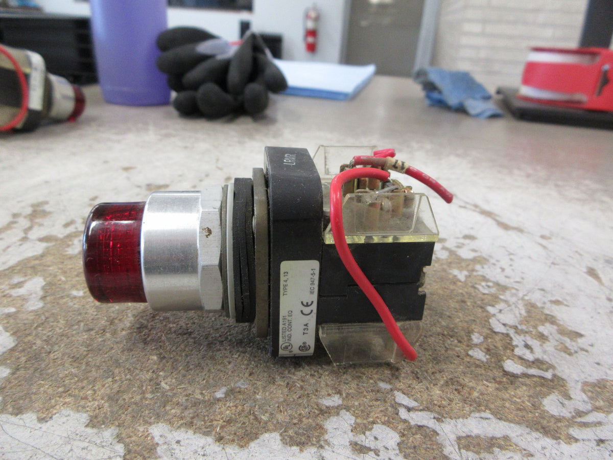 Allen-Bradley Illuminated Push Button 800T-QT10 Ser. T 120V AC/DC Red Used
