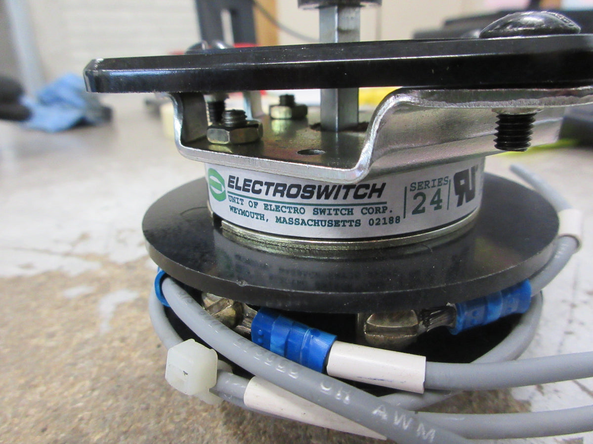 Electroswitch Series 24 Breaker Control Rotary Switch 2440D Used