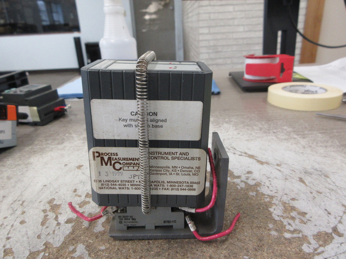 NLS Series 8000 Signal Conditioner Relay 8000-1-1-01-60 W/Base Used