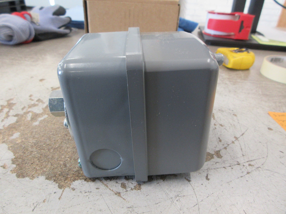 Square D Pumptrol Pressure Switch 9013GHG2J30 Ser. C On: 80 PSI New Surplus