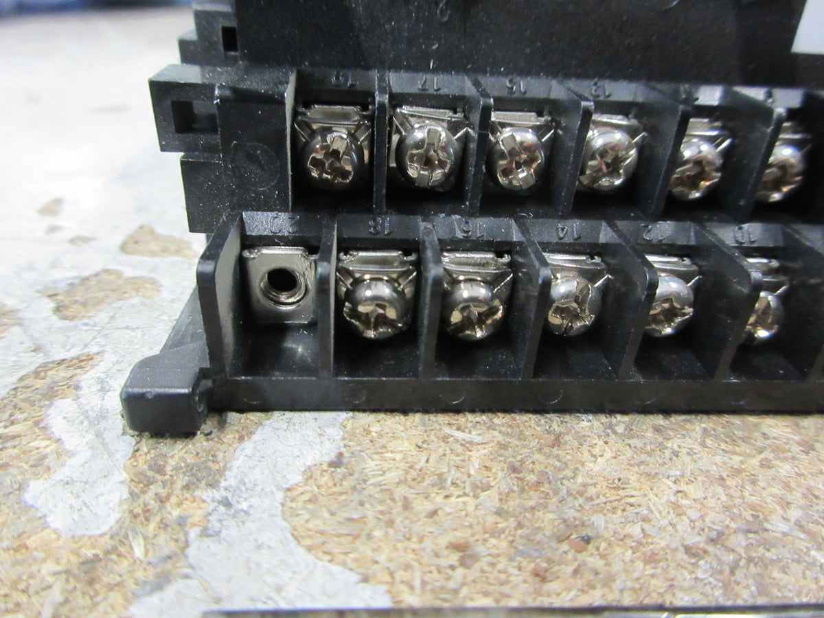 GE Fanuc Output Module IC693MDL940K 16 PT *Broken Cover* Used