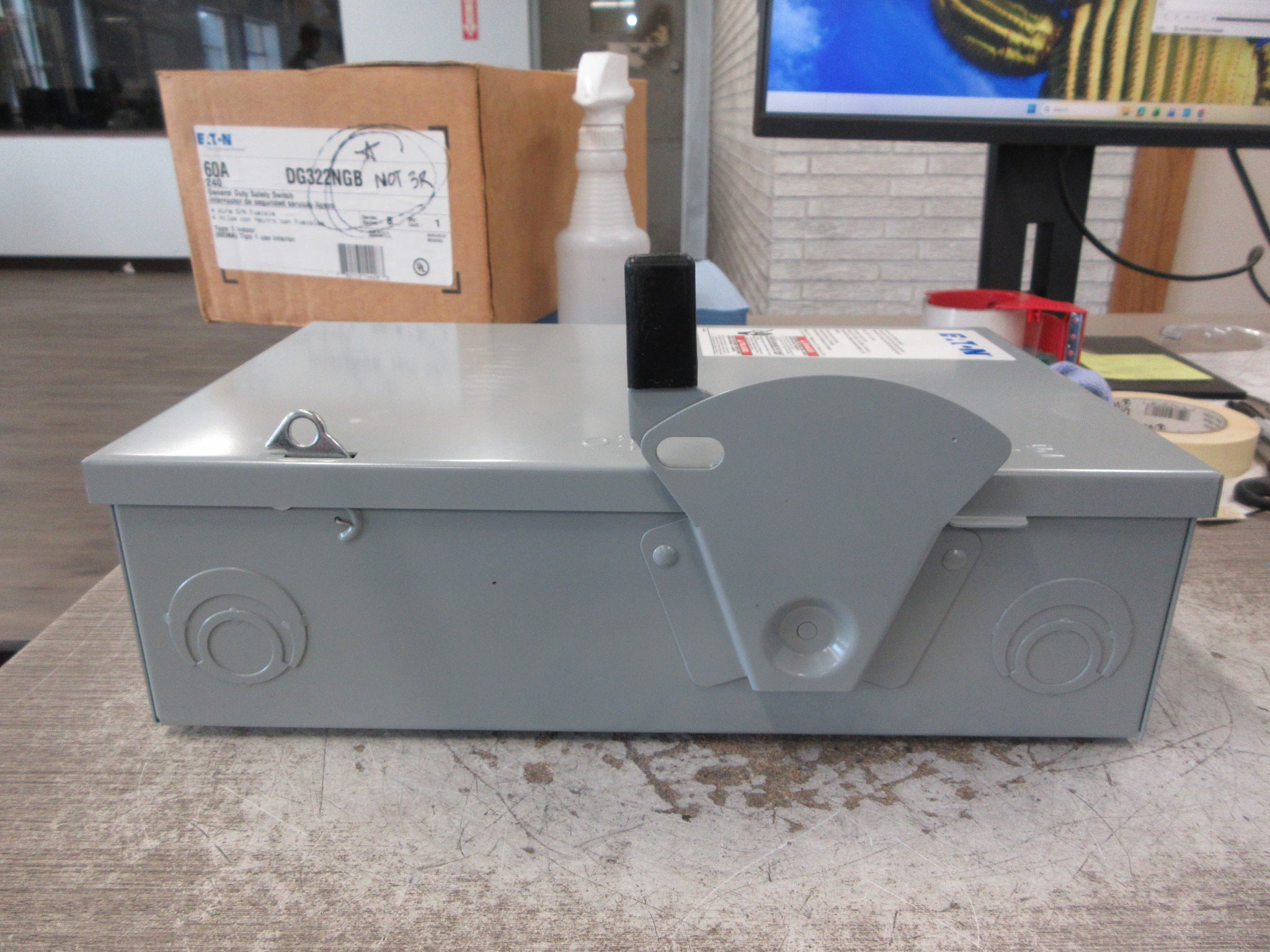 Eaton Fusible Safety Switch/Disconnect DG322NGB Ser. B 60A 240V 4W Used