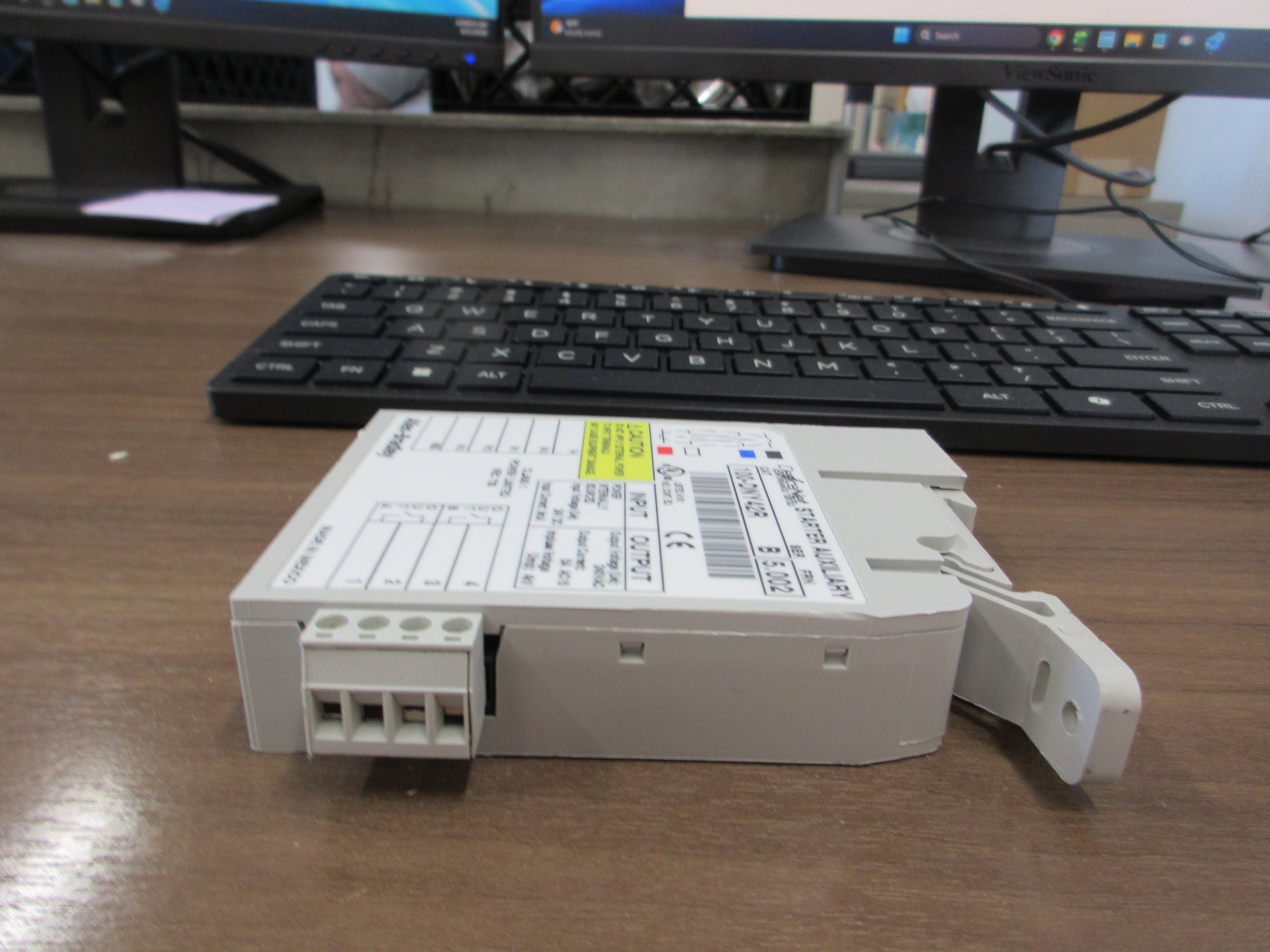 Allen-Bradley DerviceNet Starter Auxlliry 100-DNY42R Ser.B FRN: 5.002 Used
