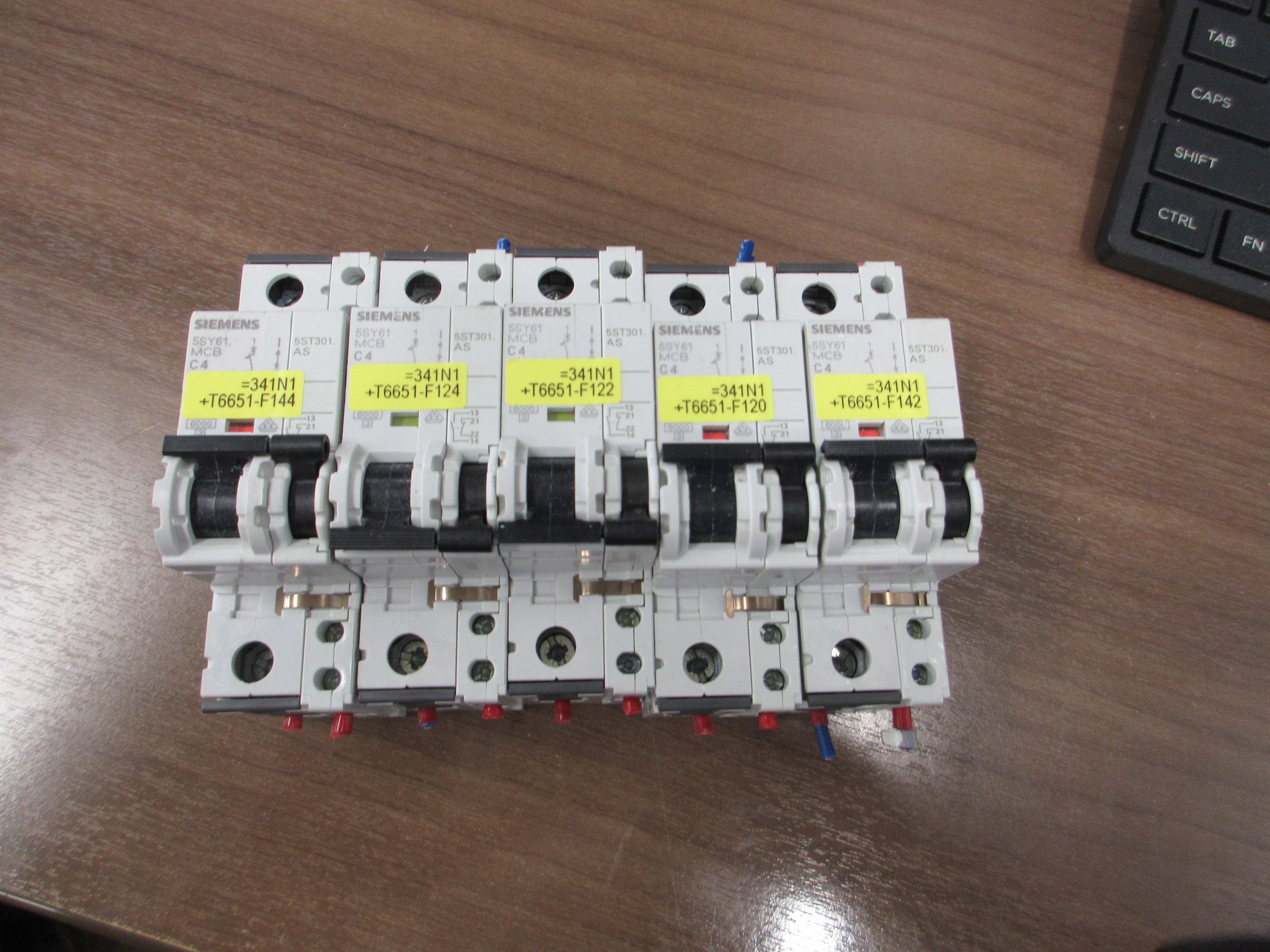 Siemens Circuit Breaker 5SY6104-7 4A 230/400V 2P Total W/Adder Pole Used