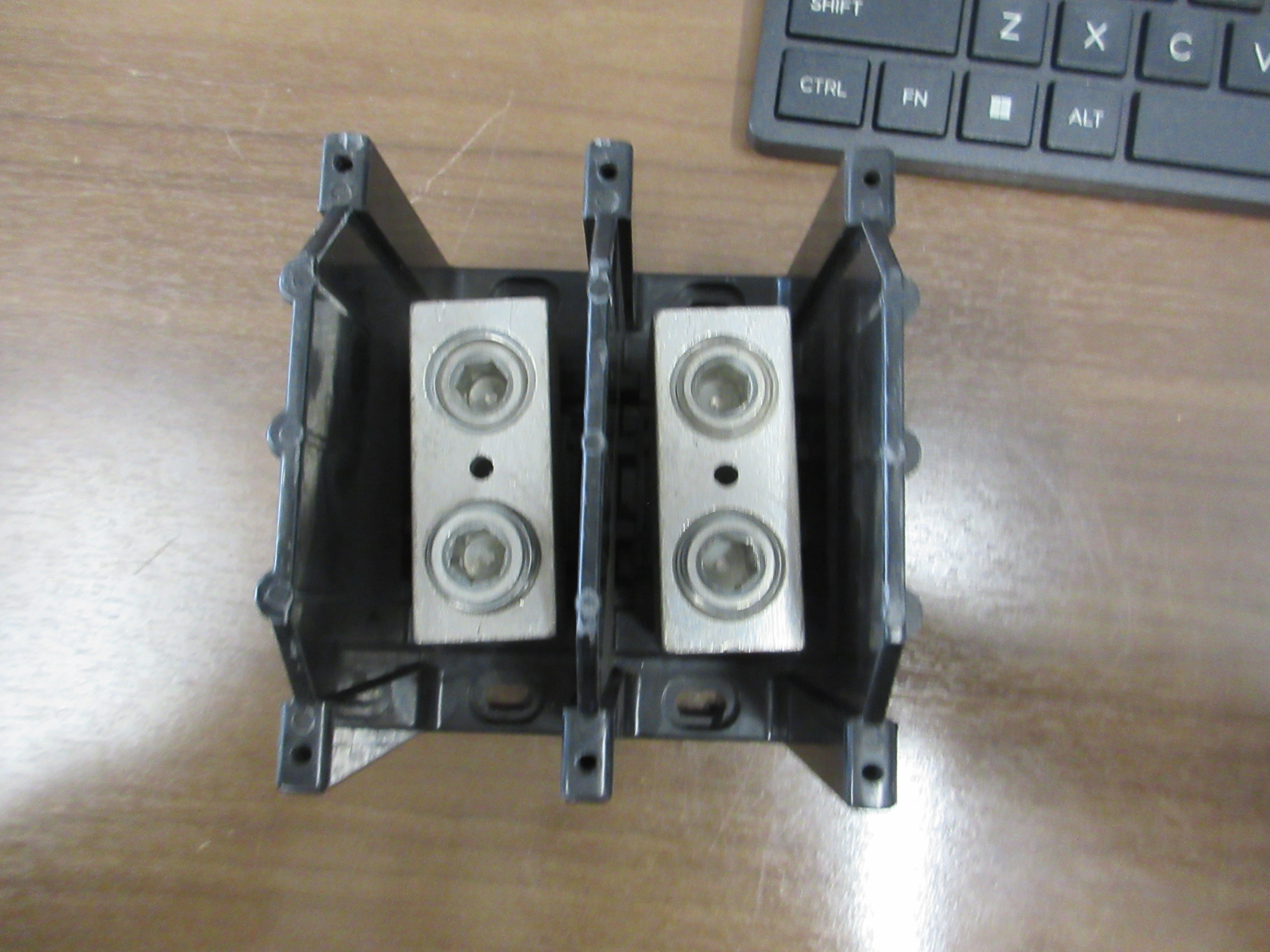 Buss Power Distribution Block 16303-2 310A 600V 2P Line (1) : 350 KMIL -6  Used