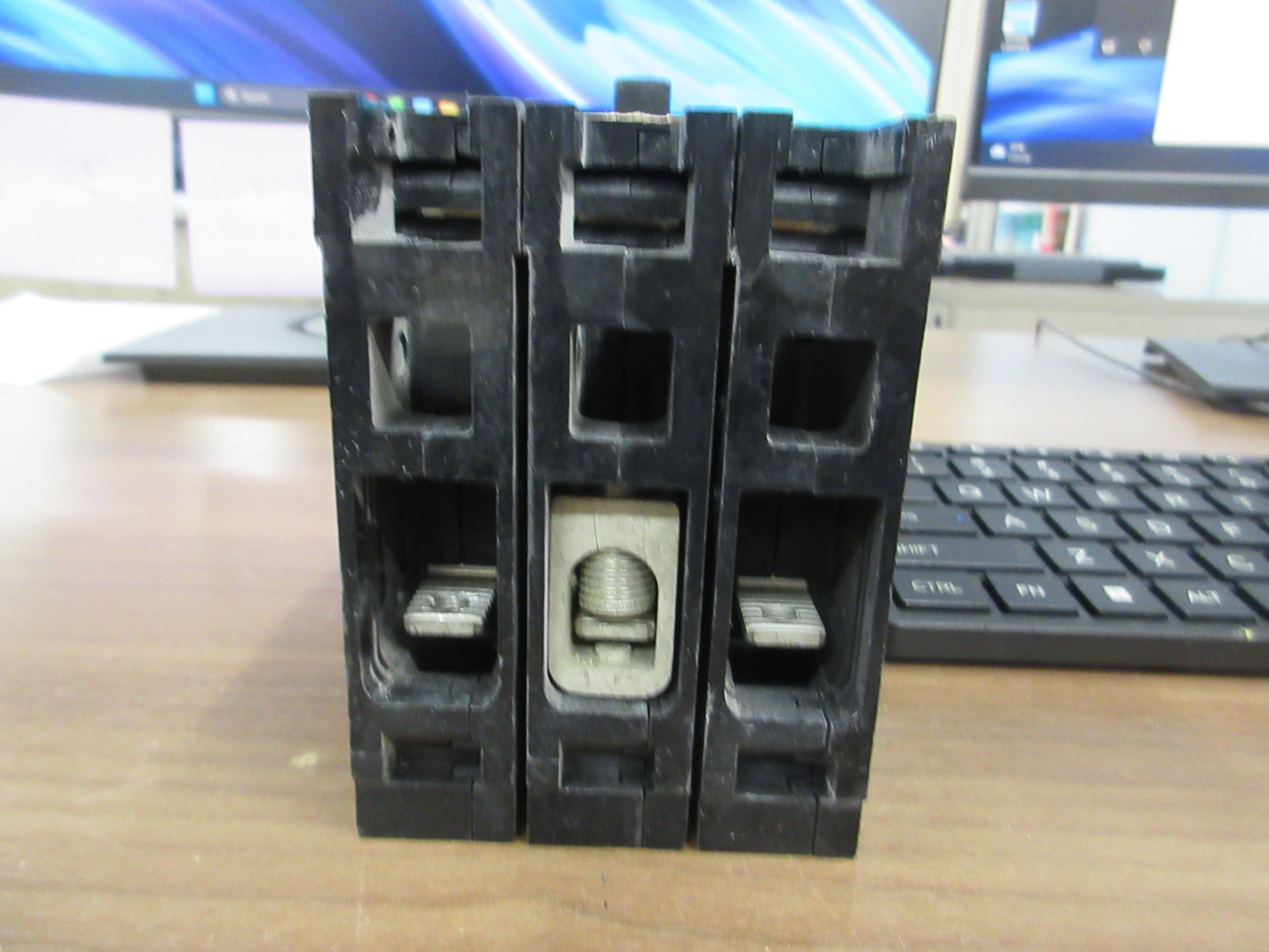 Gould ITE Circuit Breaker E43B040 40A 480V 3 P (1) Lug Used