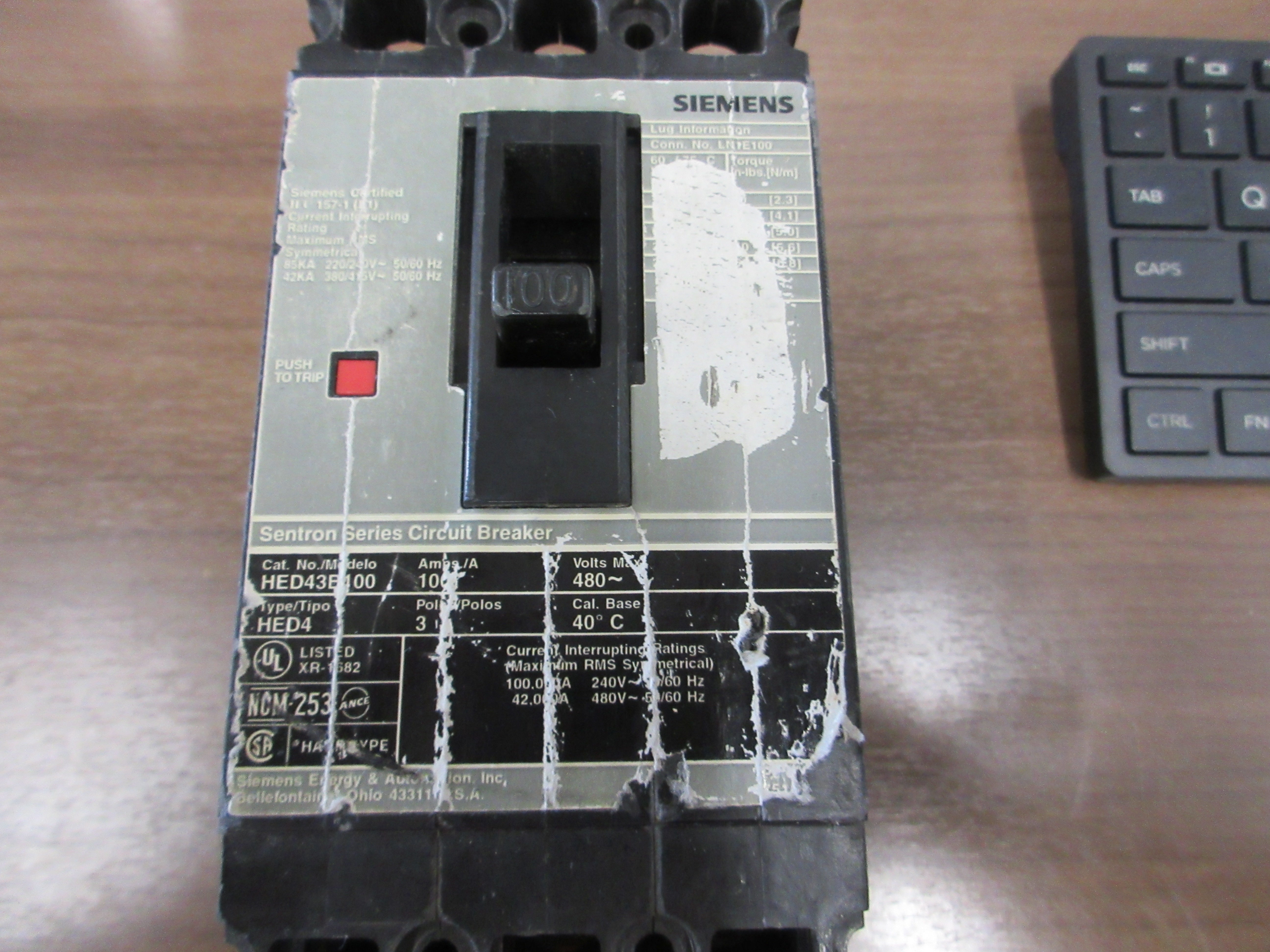 Siemens Sentron Circuit Breaker HED13B100 100A 480V 3 P (3) Lugs Used