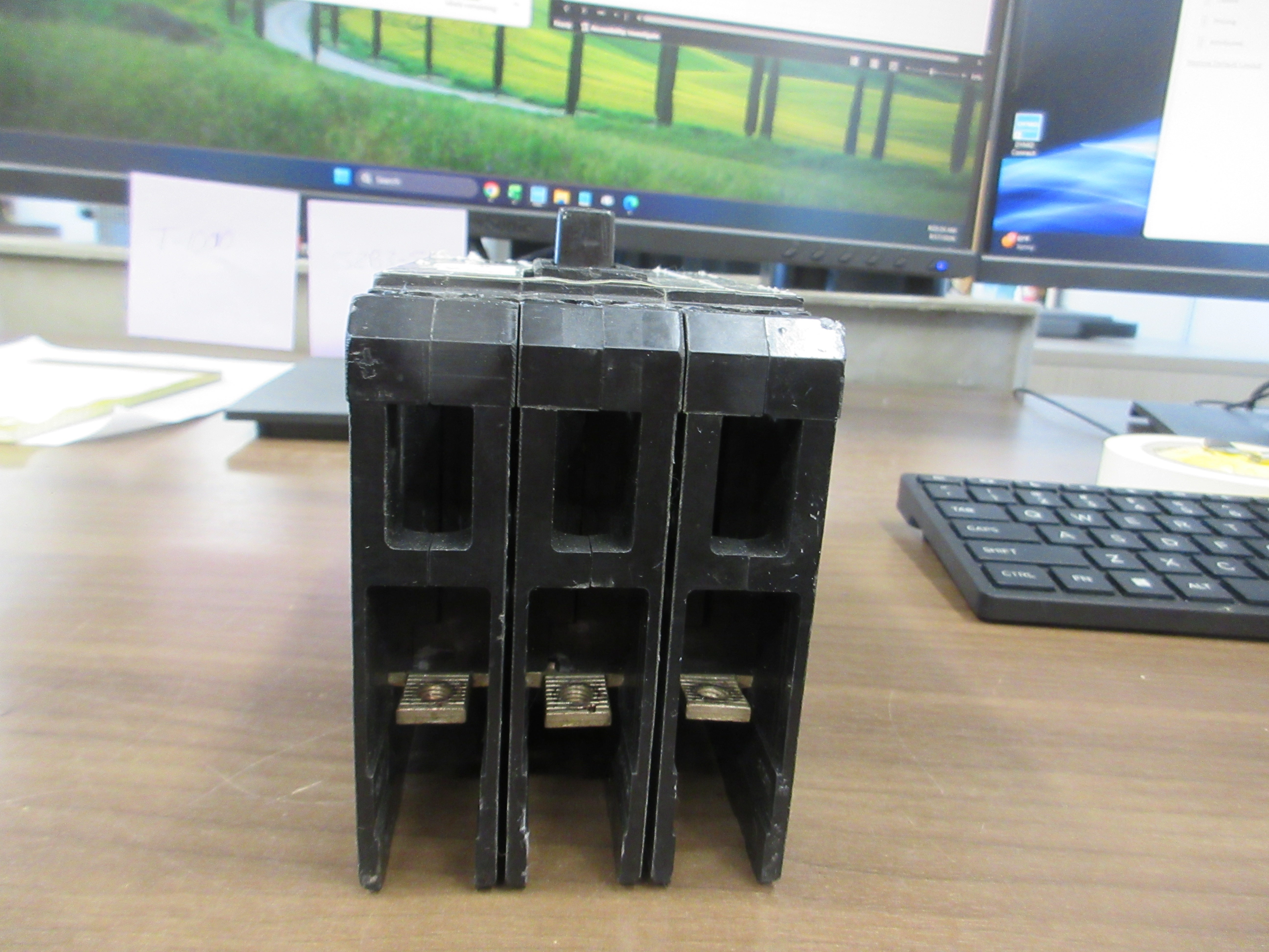 Siemens Sentron Circuit Breaker HED13B100 100A 480V 3 P (3) Lugs Used