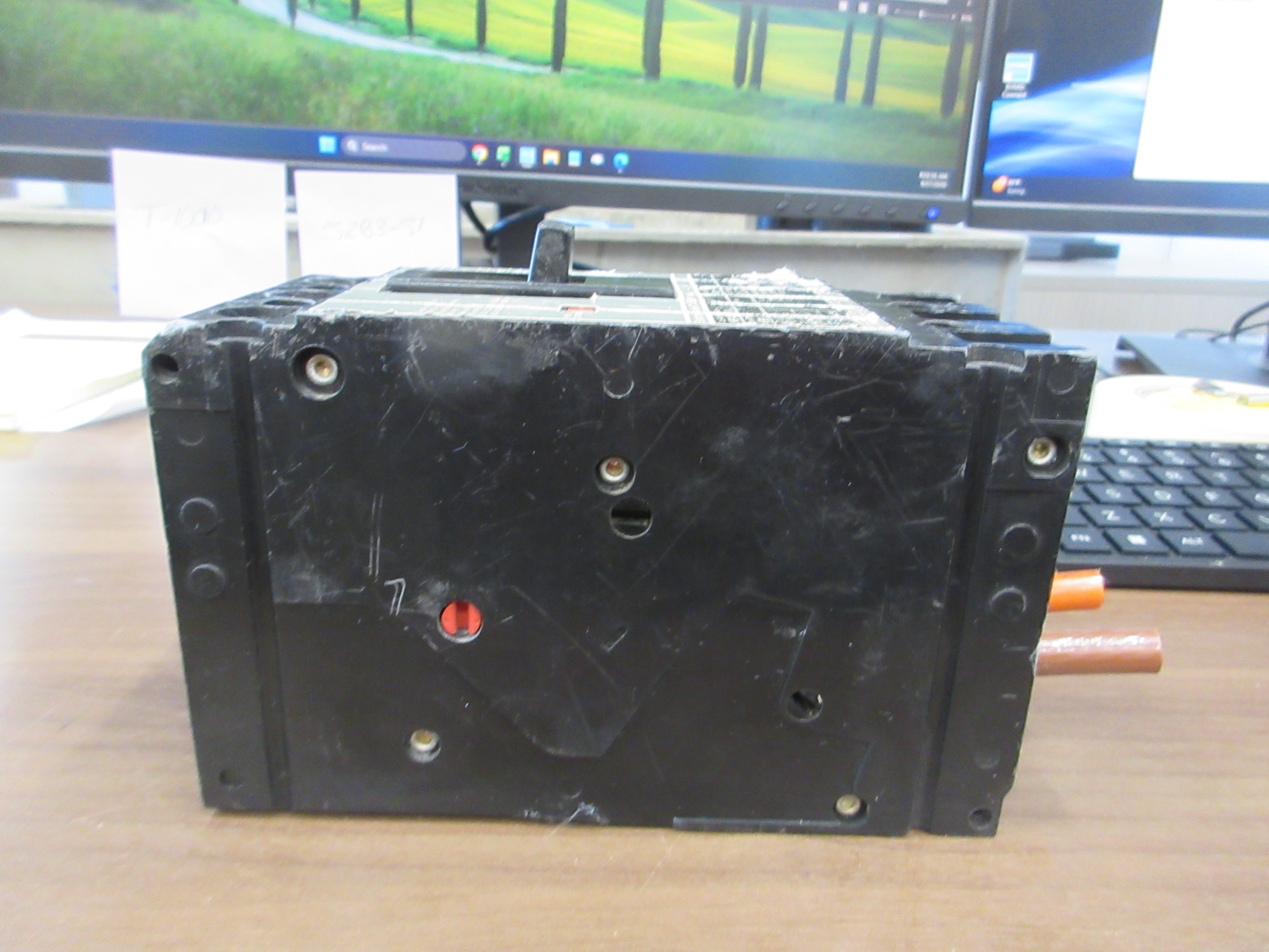 Siemens Sentron Circuit Breaker HED13B100 100A 480V 3 P (3) Lugs Used
