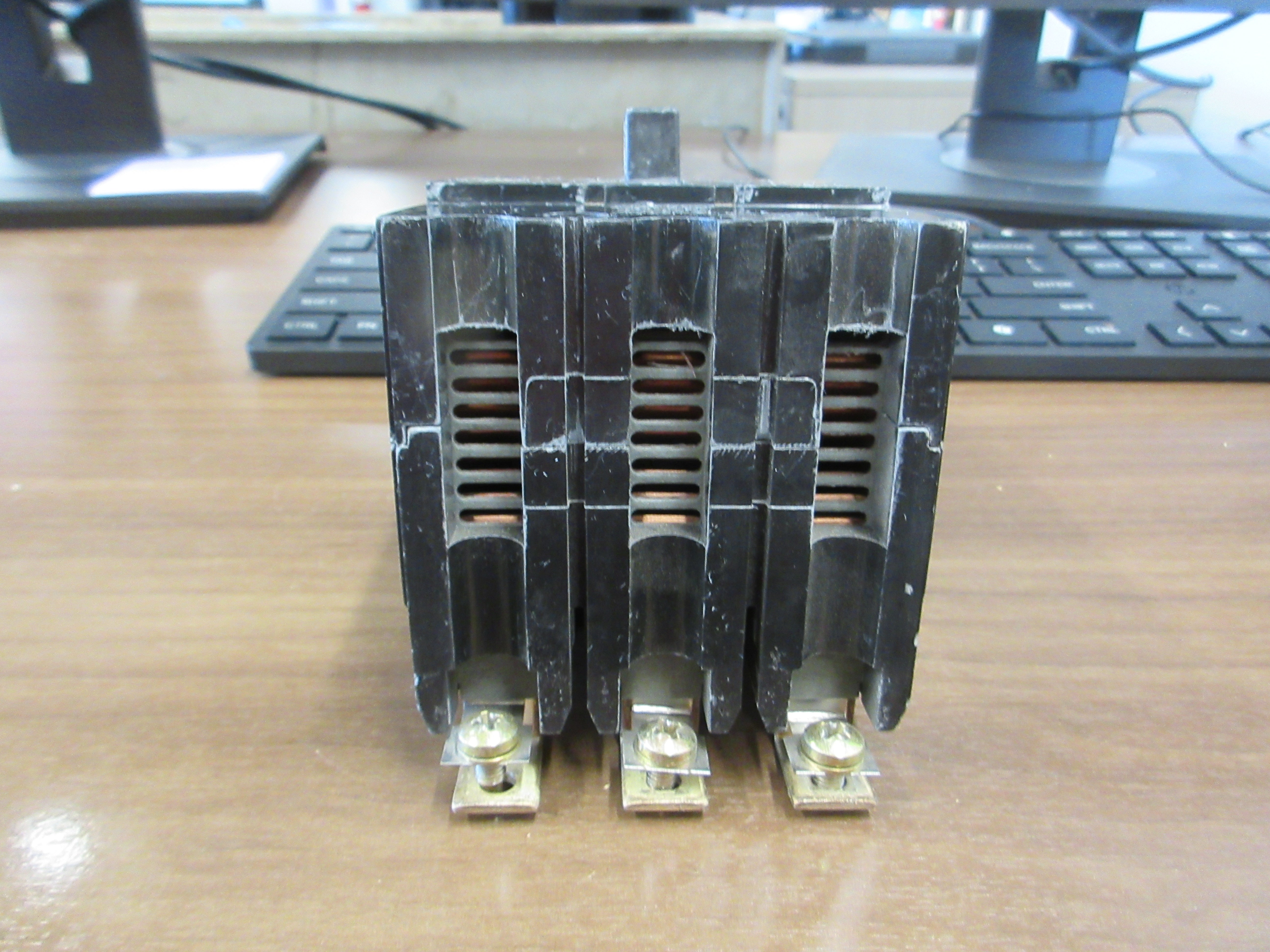 GE Bolt-On Circuit Breaker TEY 330 Ser. M02 30 A 480/227V 3 P Used