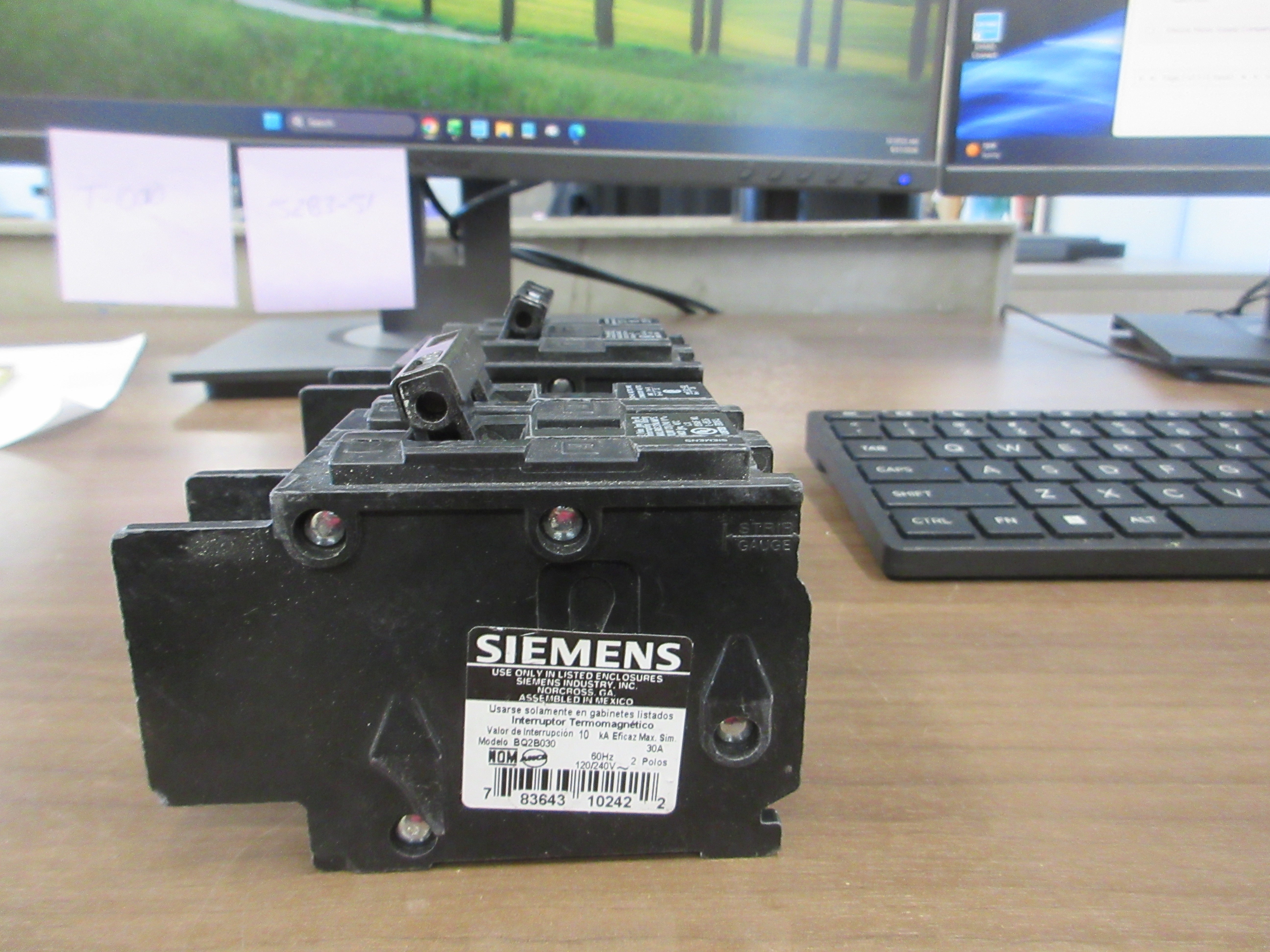 Siemens BQ Bolt- On CIRCUIT Breaker BQ2B030 30 A 120/240V 2 P * LOT of 2* Used