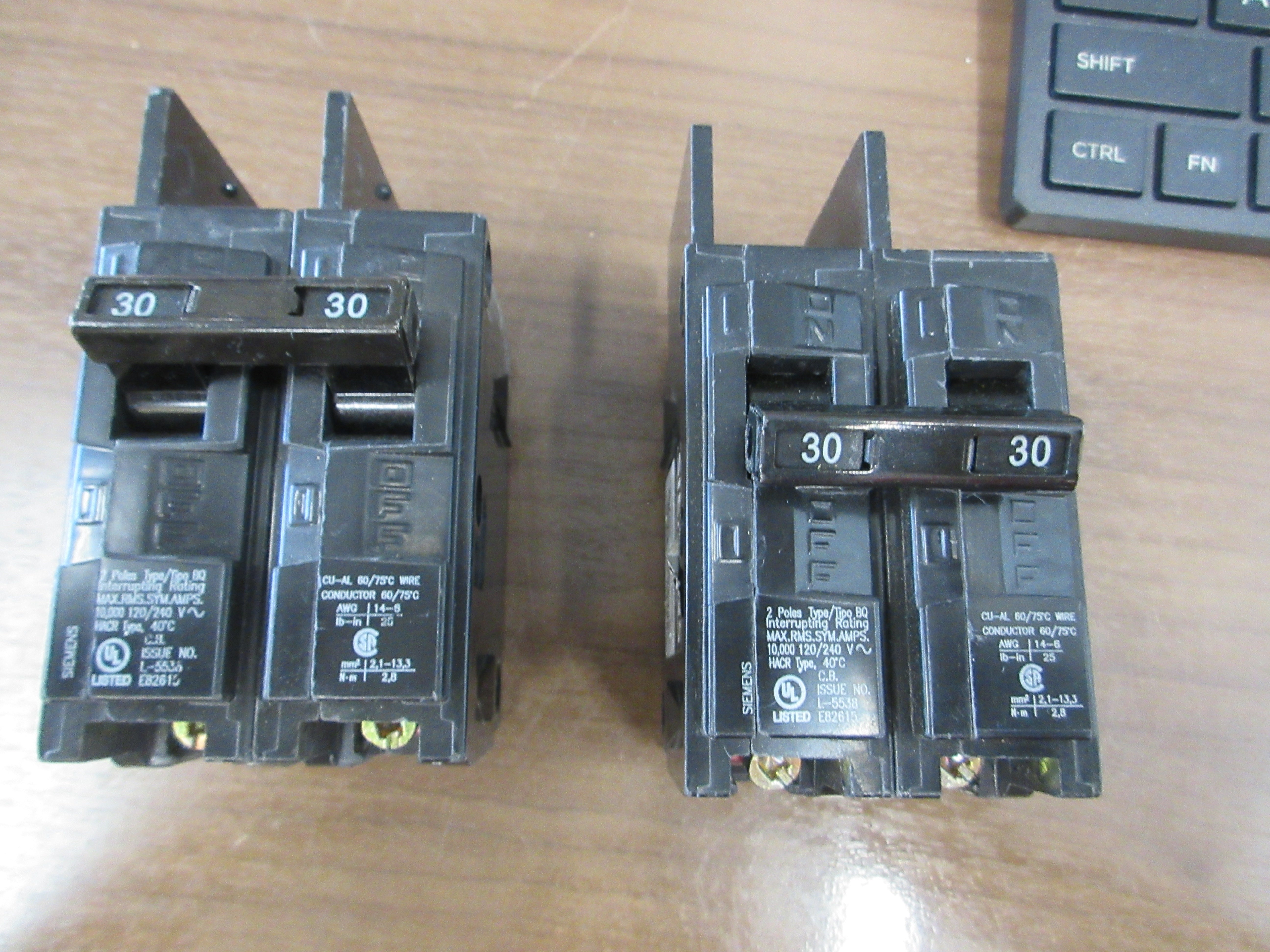 Siemens BQ Bolt- On CIRCUIT Breaker BQ2B030 30 A 120/240V 2 P * LOT of 2* Used