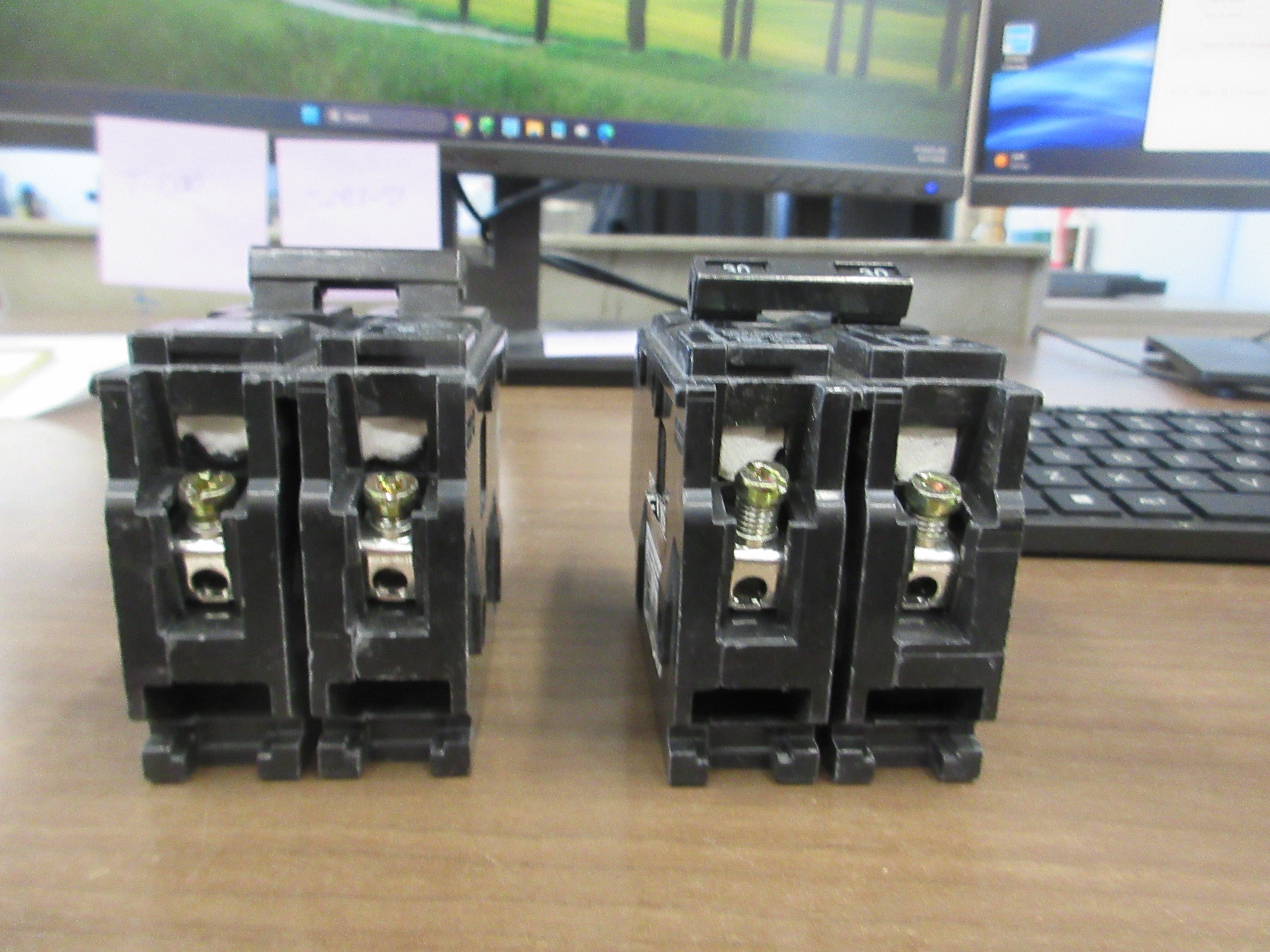 Siemens BQ Bolt- On CIRCUIT Breaker BQ2B030 30 A 120/240V 2 P * LOT of 2* Used